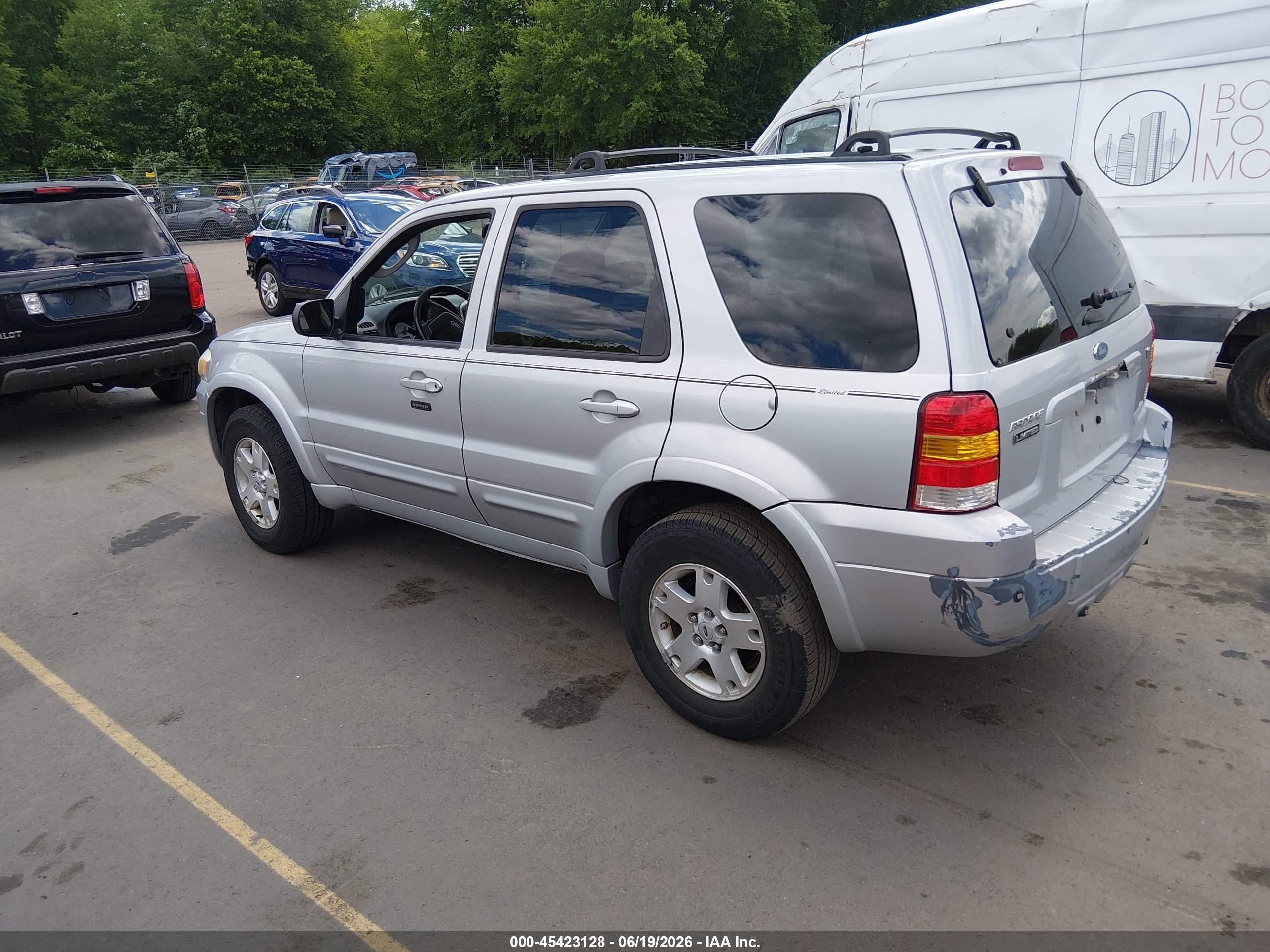 2007 Ford Escape Limited Silver vin: 1FMCU94177KB51002