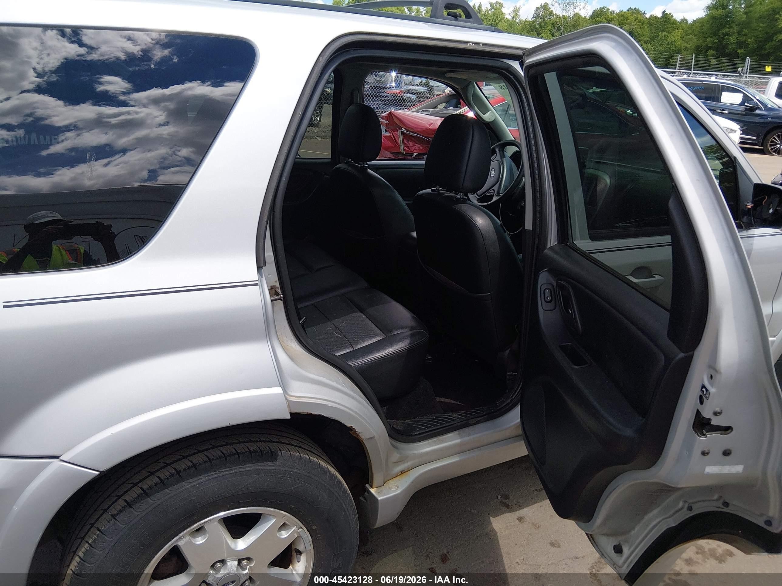 2007 Ford Escape Limited Silver vin: 1FMCU94177KB51002