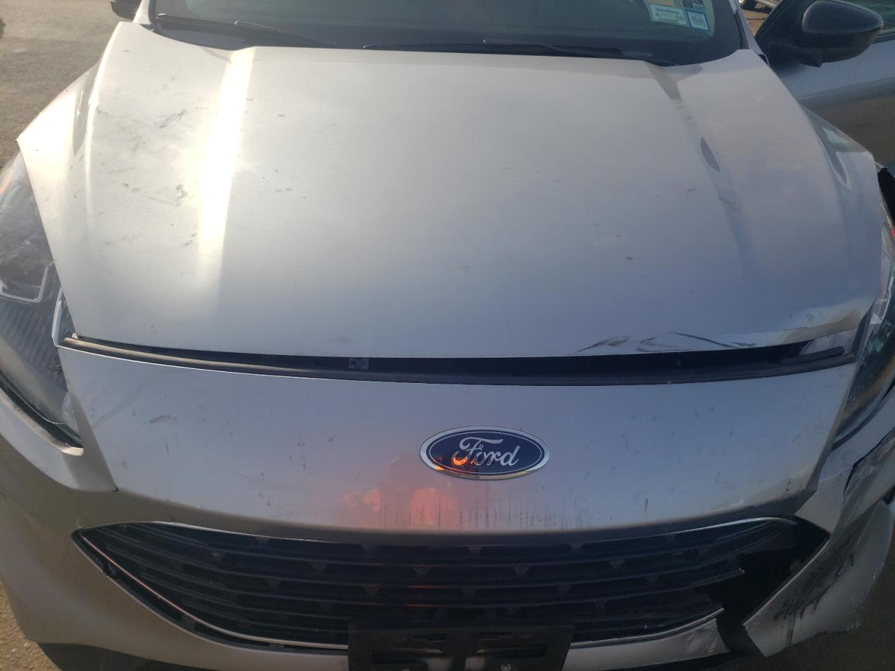 2022 Ford Escape Se Серебряный vin: 1FMCU9BZ0NUA31410