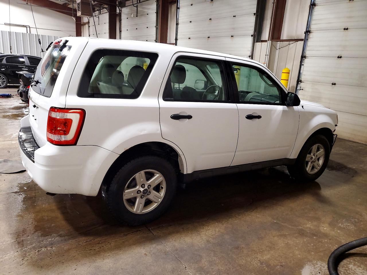 2012 Ford Escape Xls White vin: 1FMCU9C70CKB80986