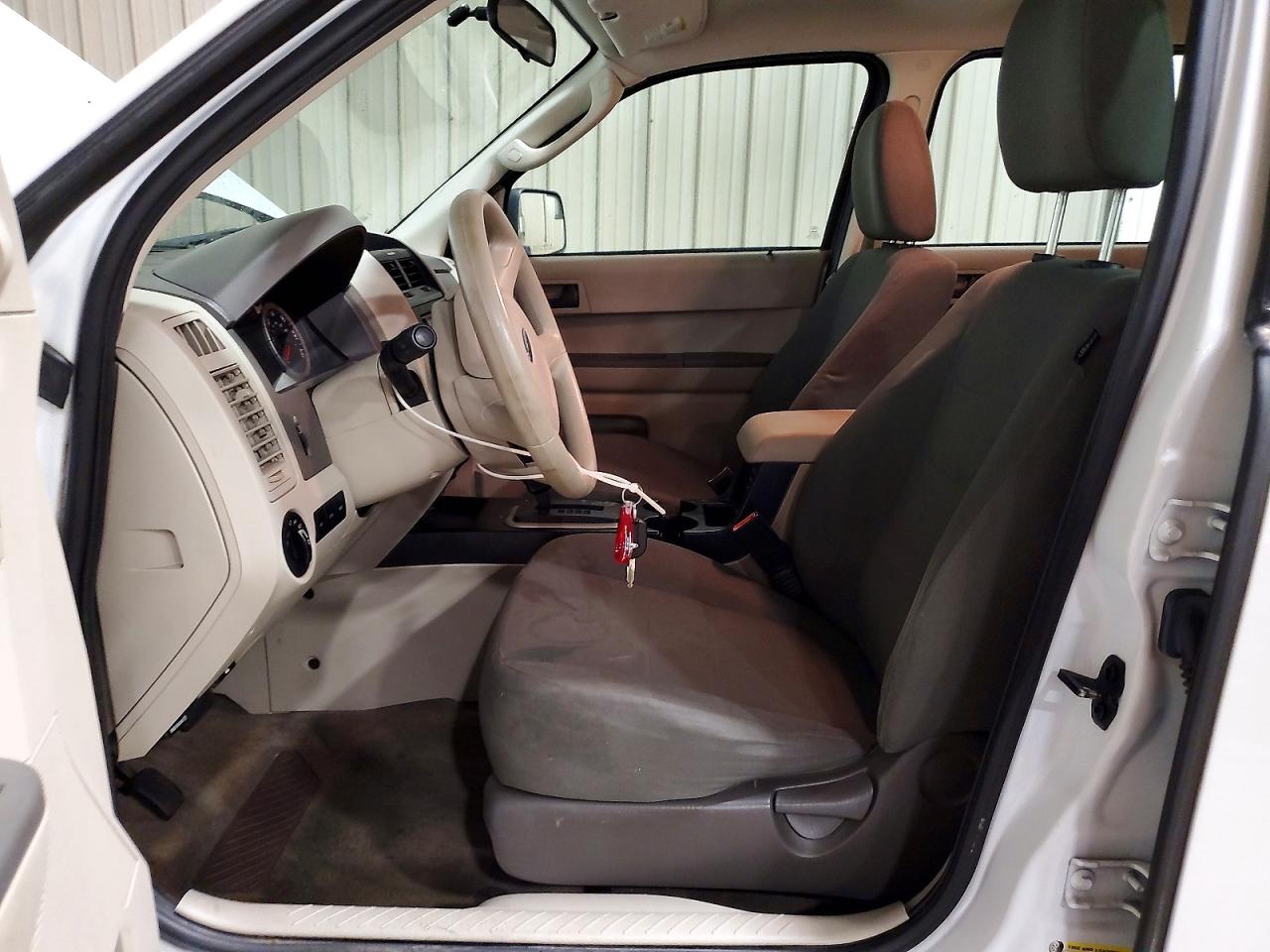 2012 Ford Escape Xls White vin: 1FMCU9C70CKB80986