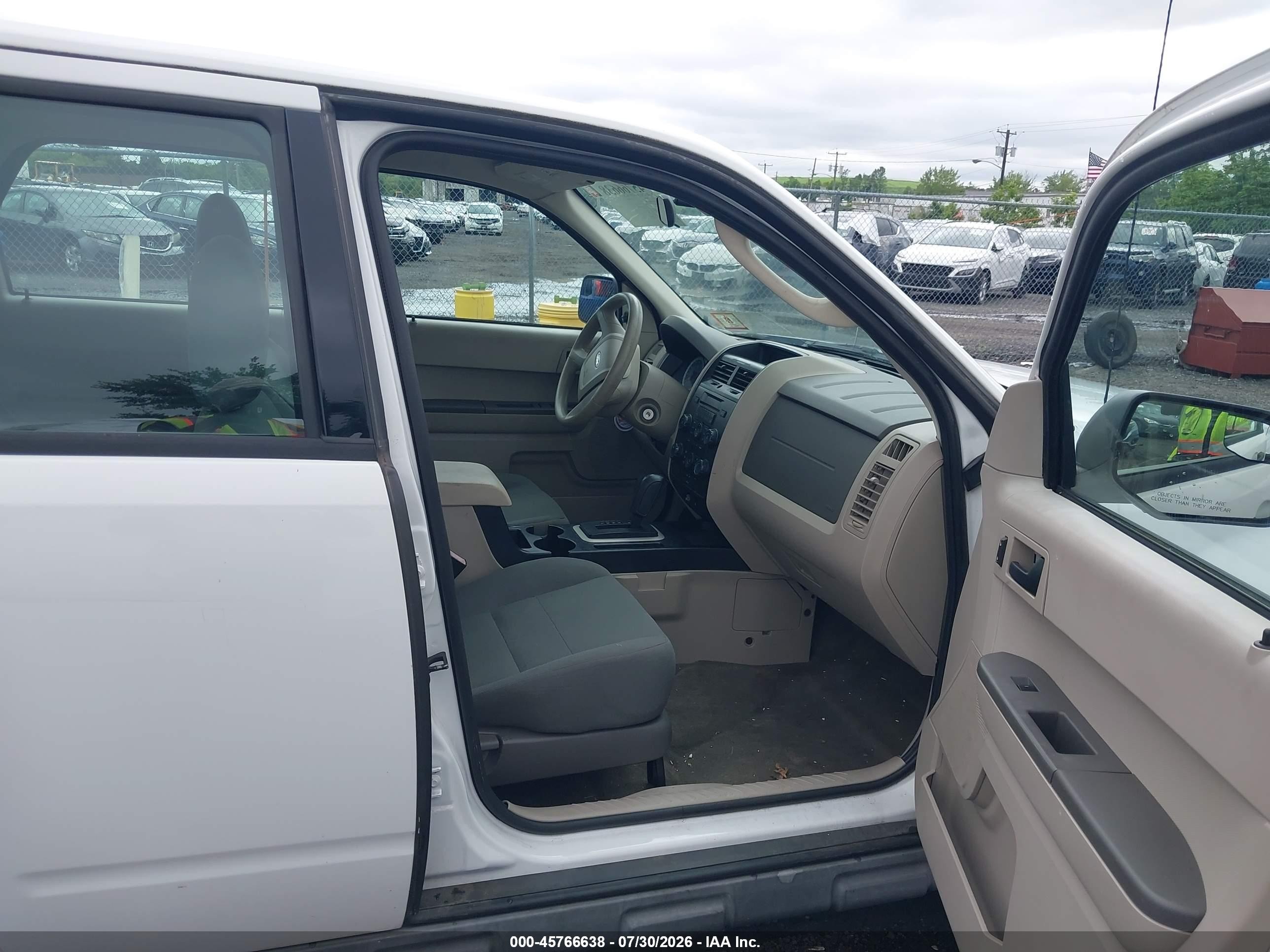 2010 Ford Escape Xls White vin: 1FMCU9C74AKC58506