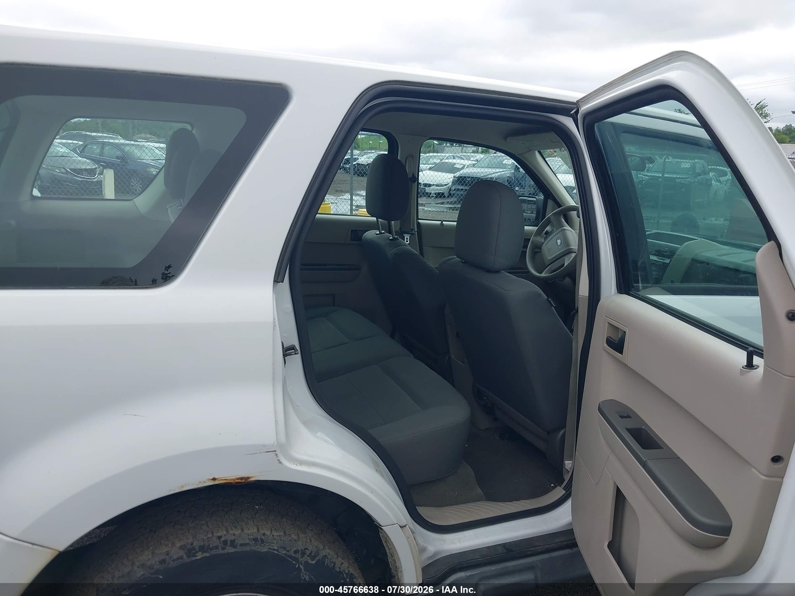 2010 Ford Escape Xls White vin: 1FMCU9C74AKC58506