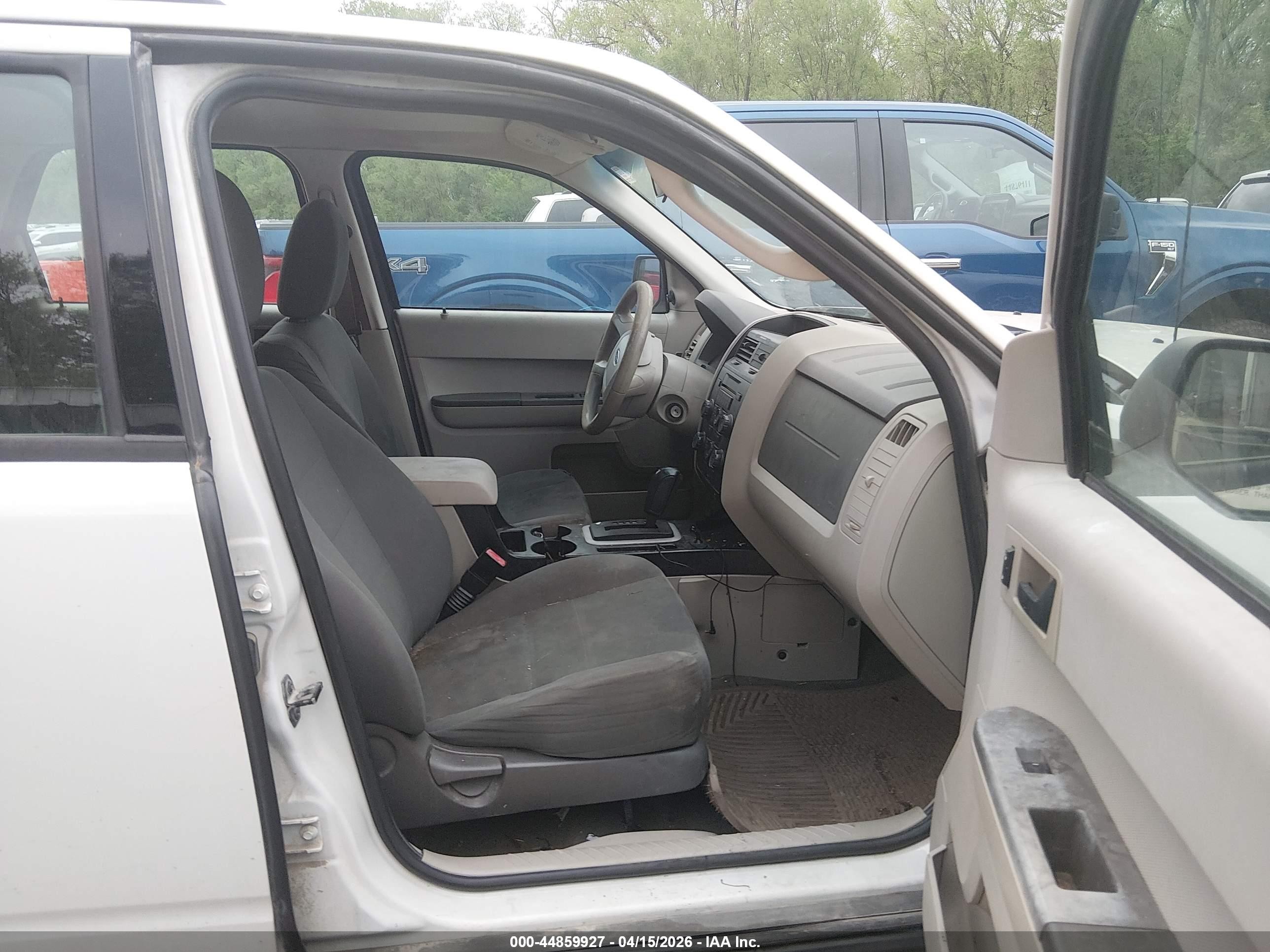 2011 Ford Escape Xls White vin: 1FMCU9C74BKA27588