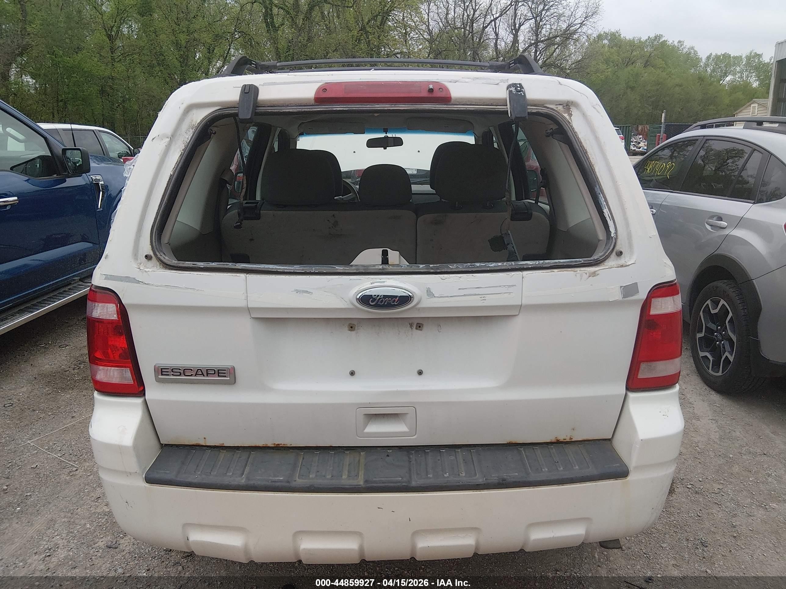 2011 Ford Escape Xls White vin: 1FMCU9C74BKA27588