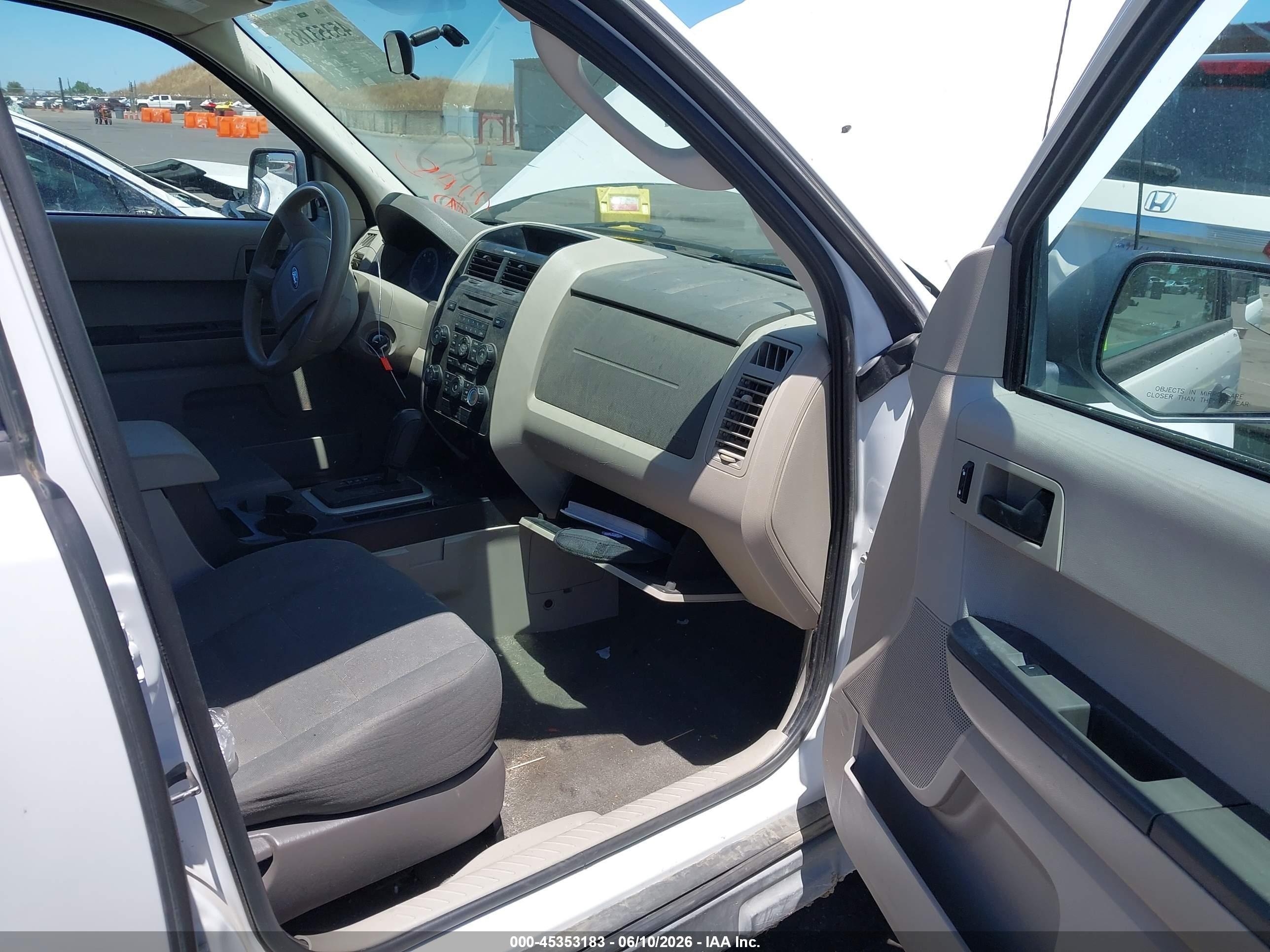 2011 Ford Escape Xls White vin: 1FMCU9C74BKB46970