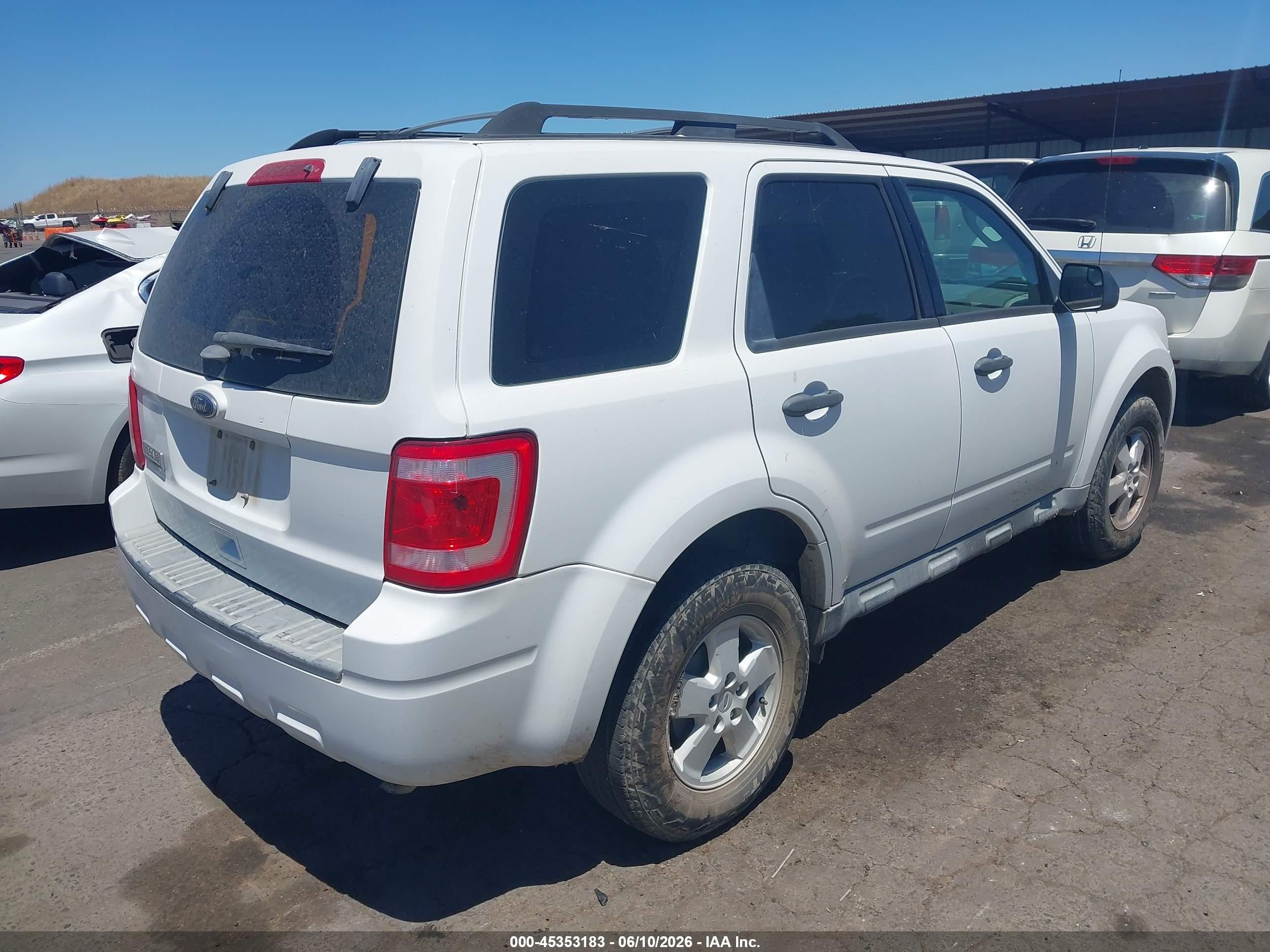 2011 Ford Escape Xls White vin: 1FMCU9C74BKB46970
