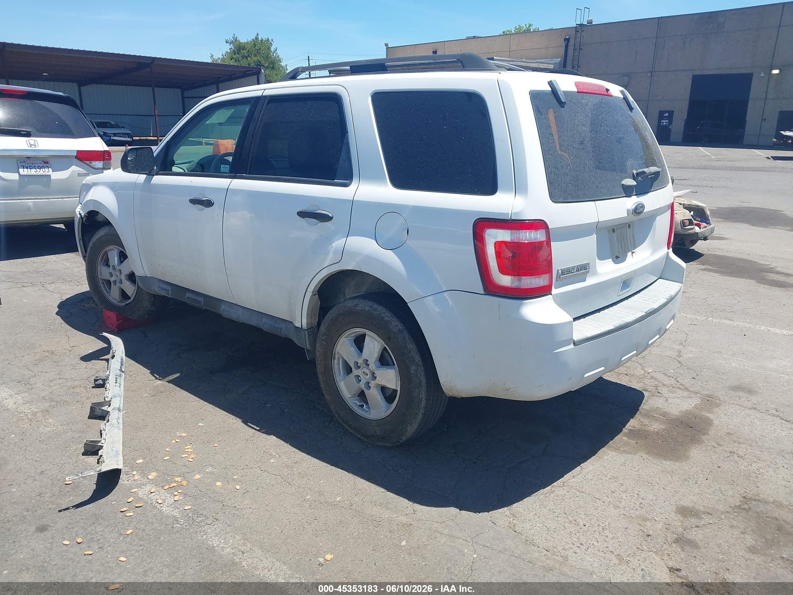 2011 Ford Escape Xls White vin: 1FMCU9C74BKB46970