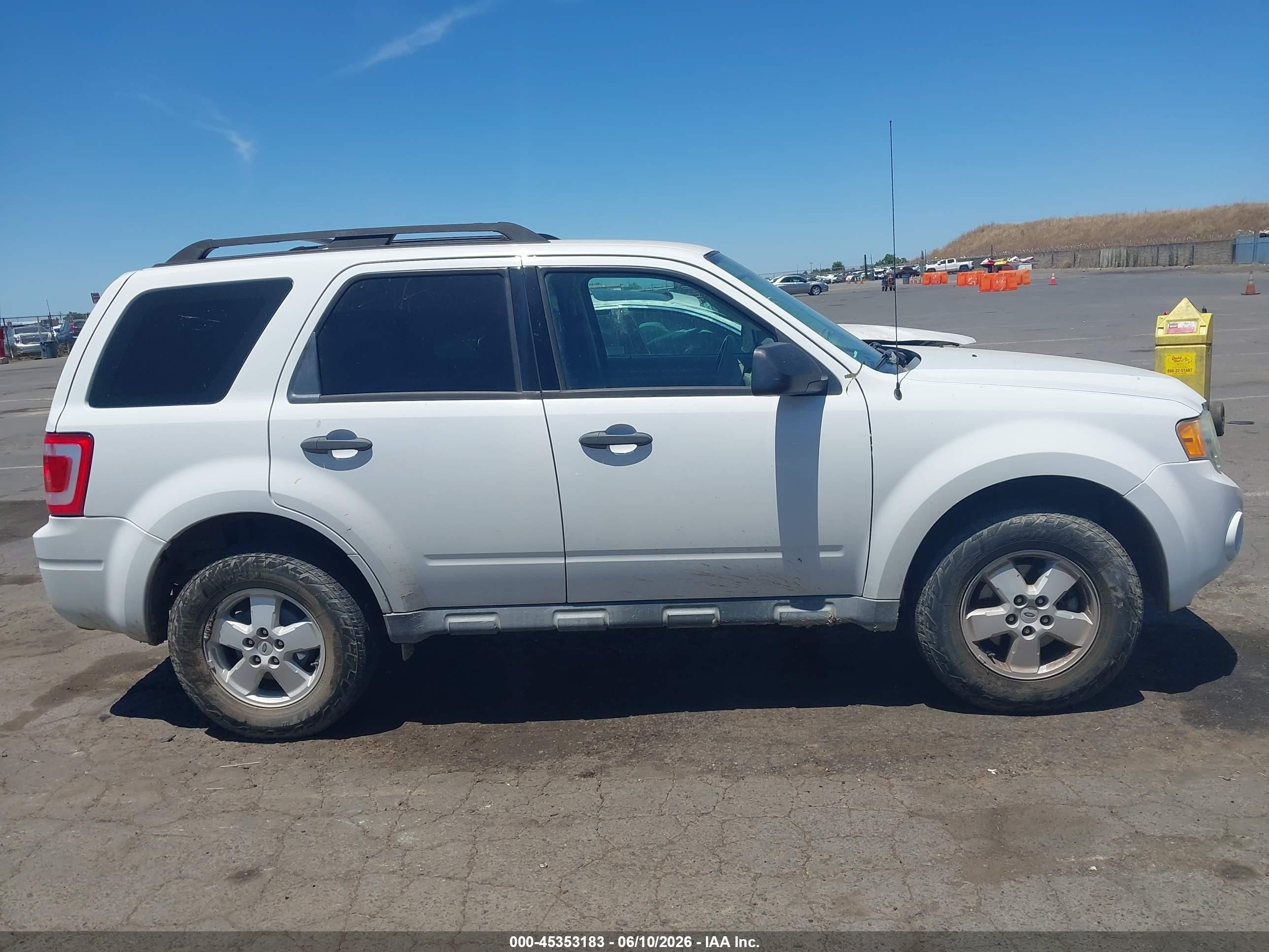 2011 Ford Escape Xls White vin: 1FMCU9C74BKB46970