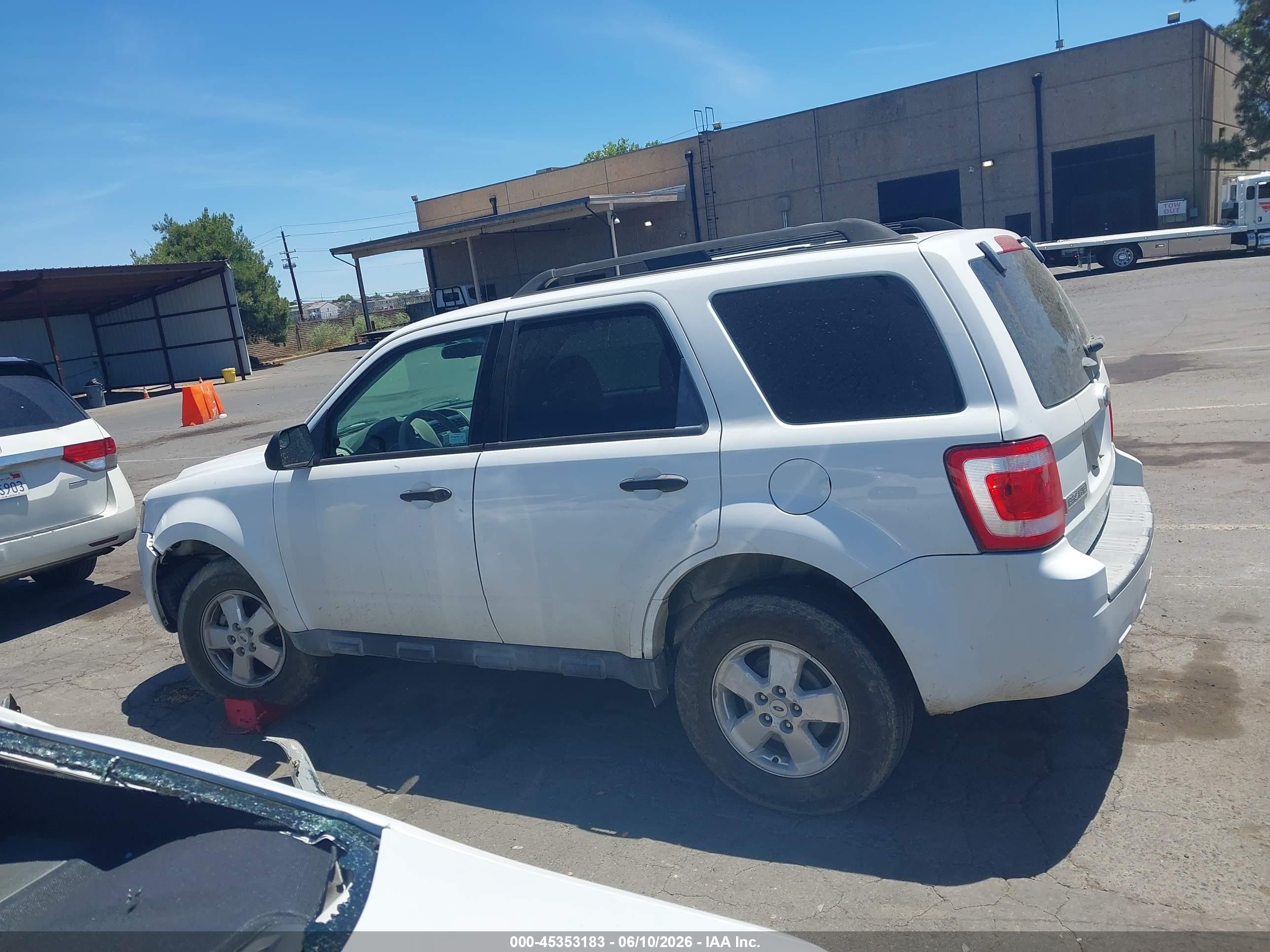 2011 Ford Escape Xls White vin: 1FMCU9C74BKB46970