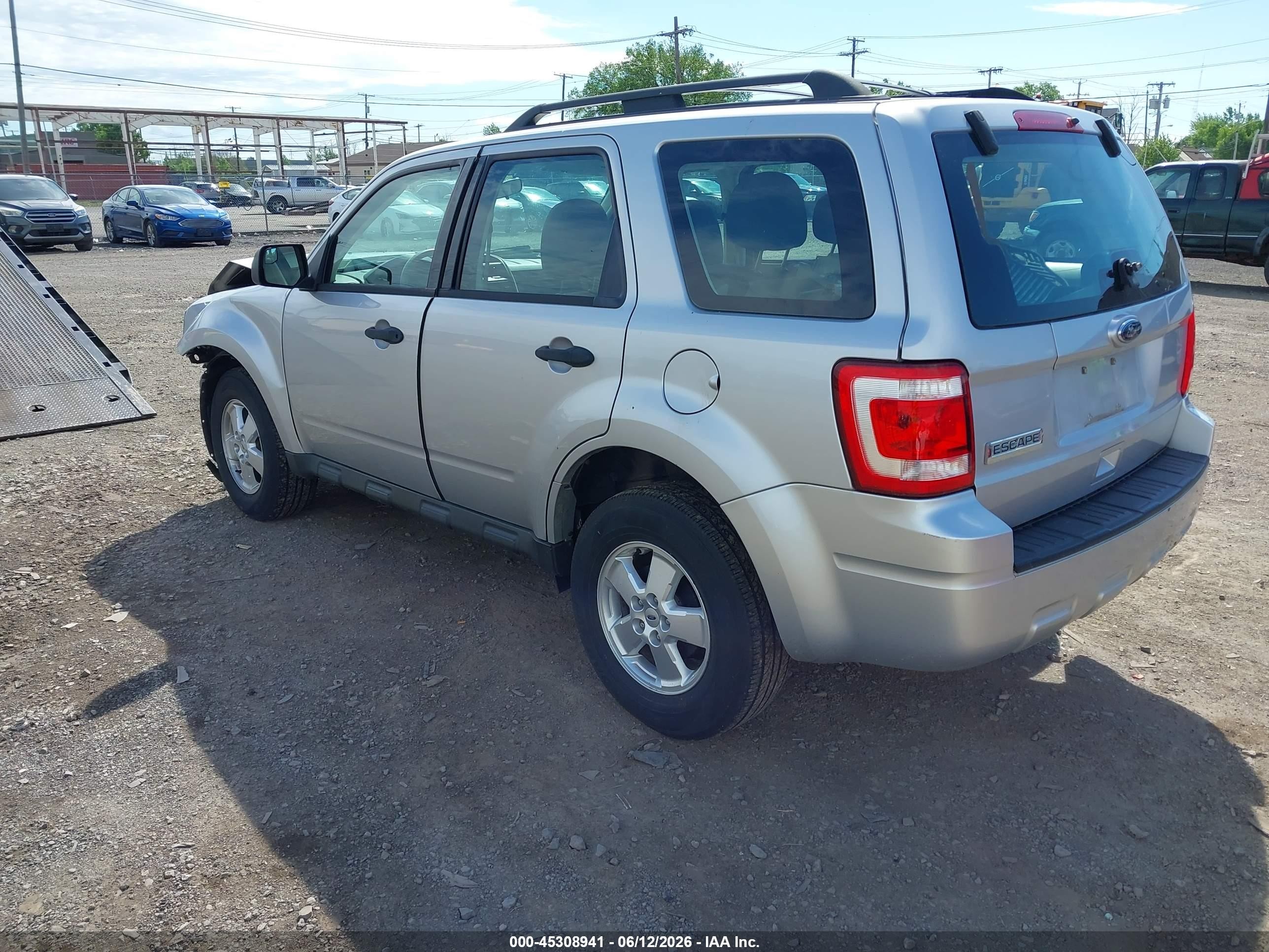 2011 Ford Escape Xls White vin: 1FMCU9C75BKA02702