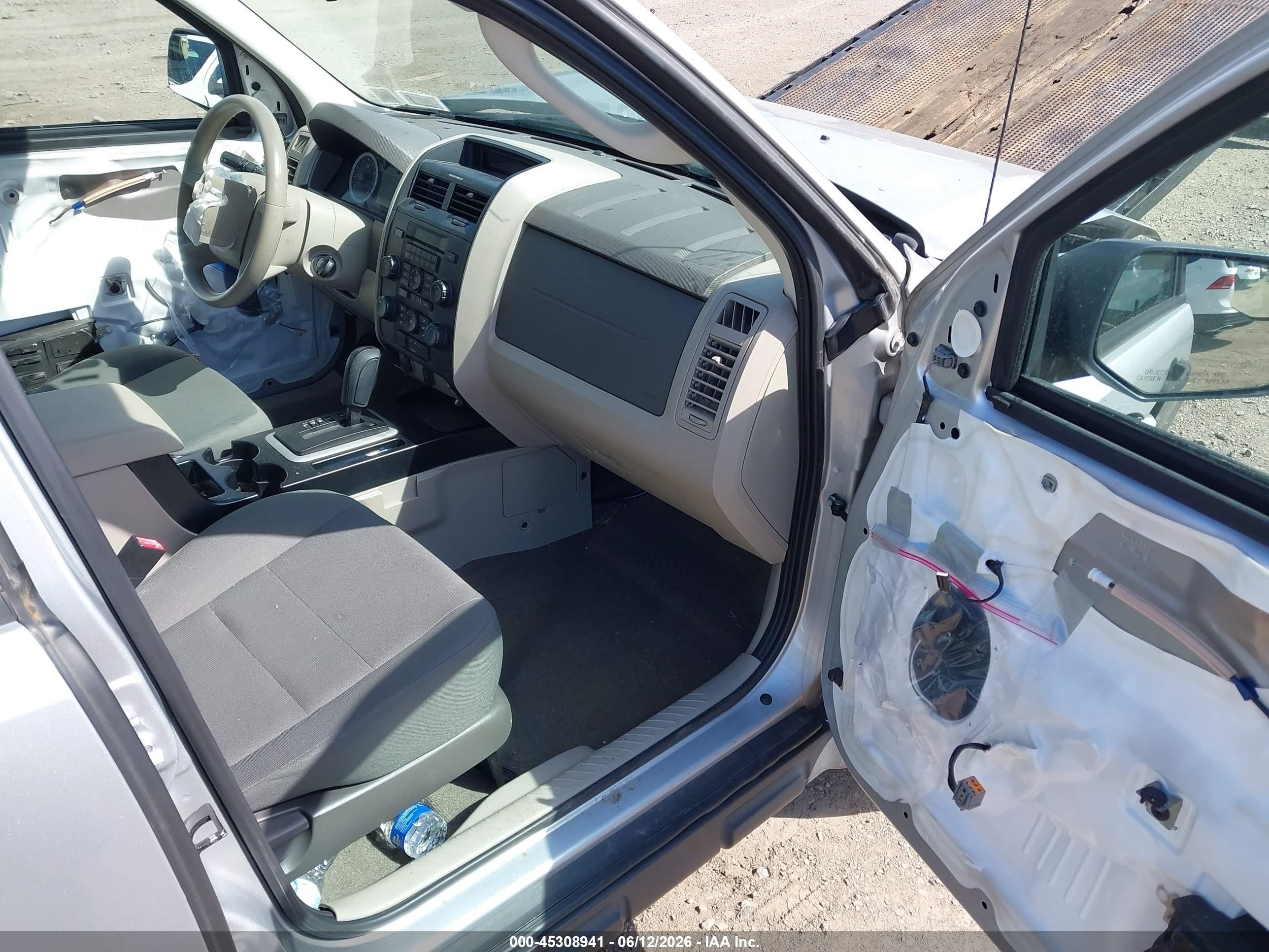 2011 Ford Escape Xls White vin: 1FMCU9C75BKA02702