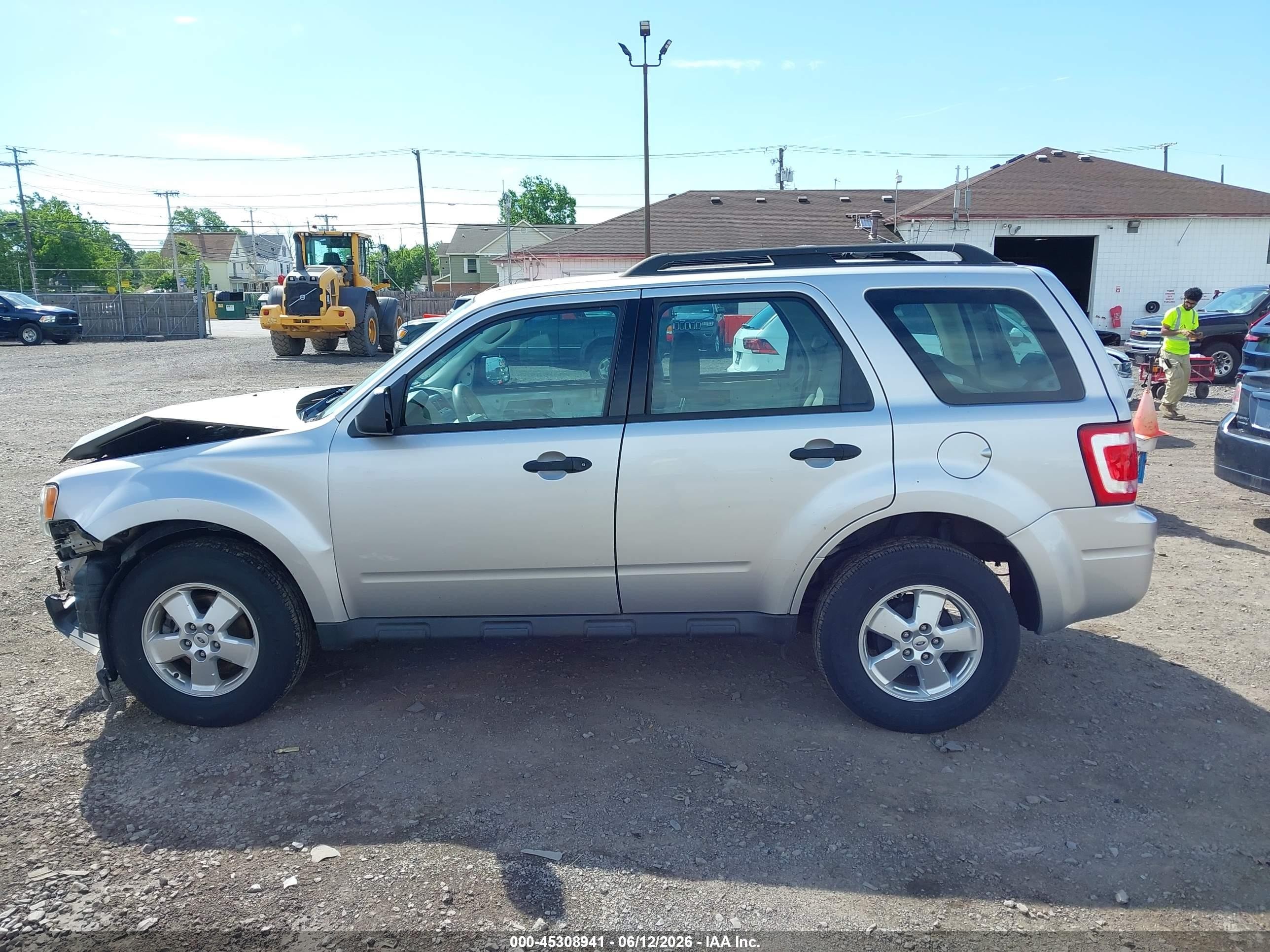 2011 Ford Escape Xls White vin: 1FMCU9C75BKA02702