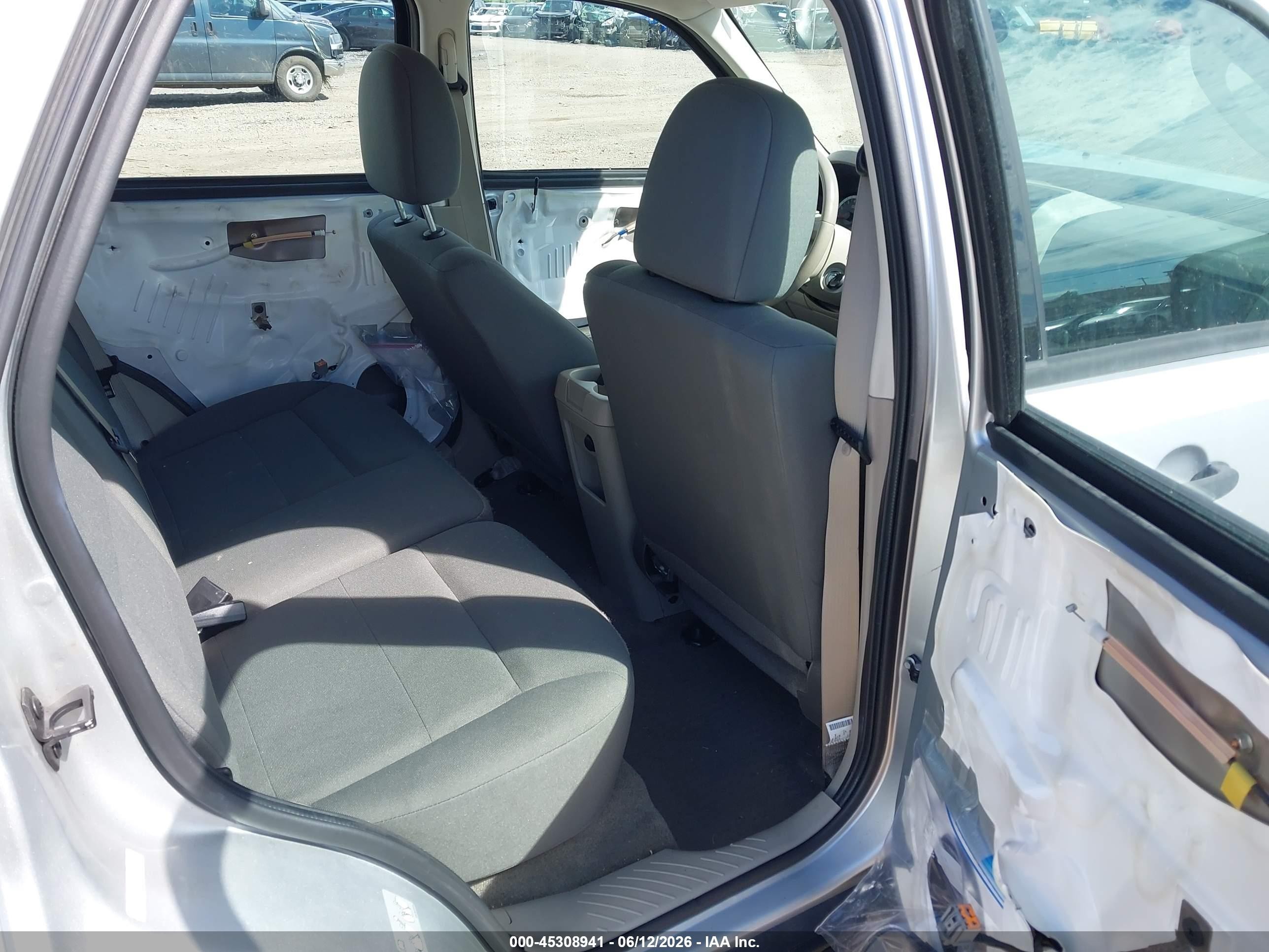 2011 Ford Escape Xls White vin: 1FMCU9C75BKA02702