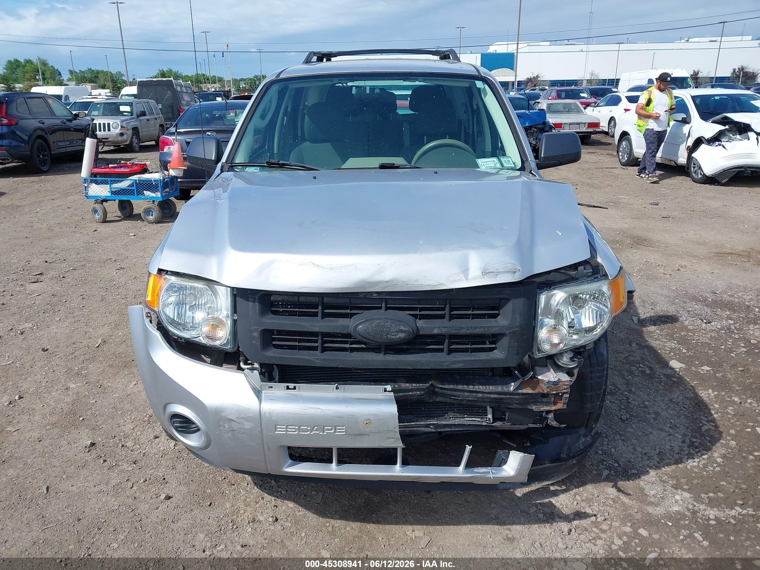 2011 Ford Escape Xls White vin: 1FMCU9C75BKA02702