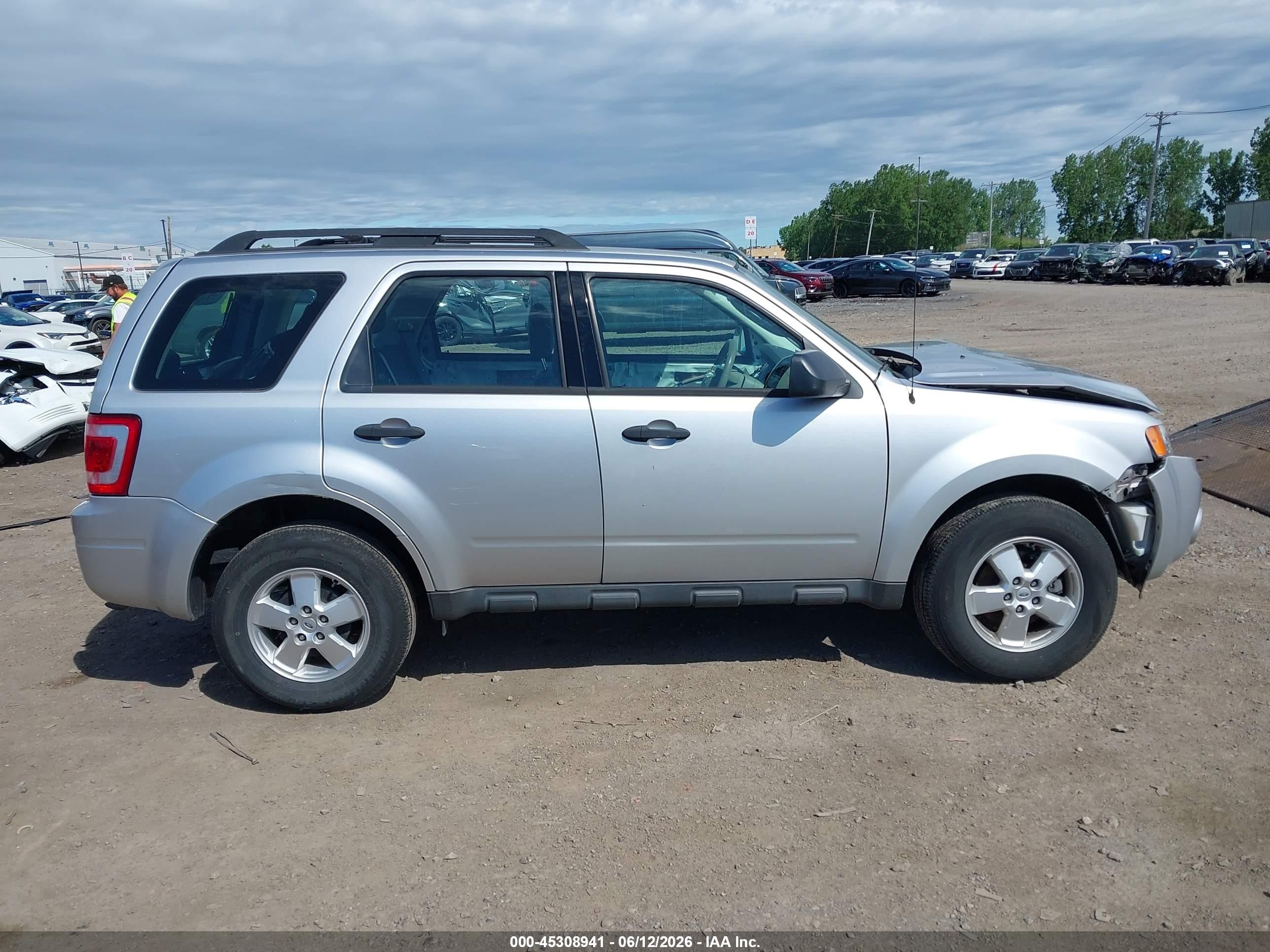 2011 Ford Escape Xls White vin: 1FMCU9C75BKA02702