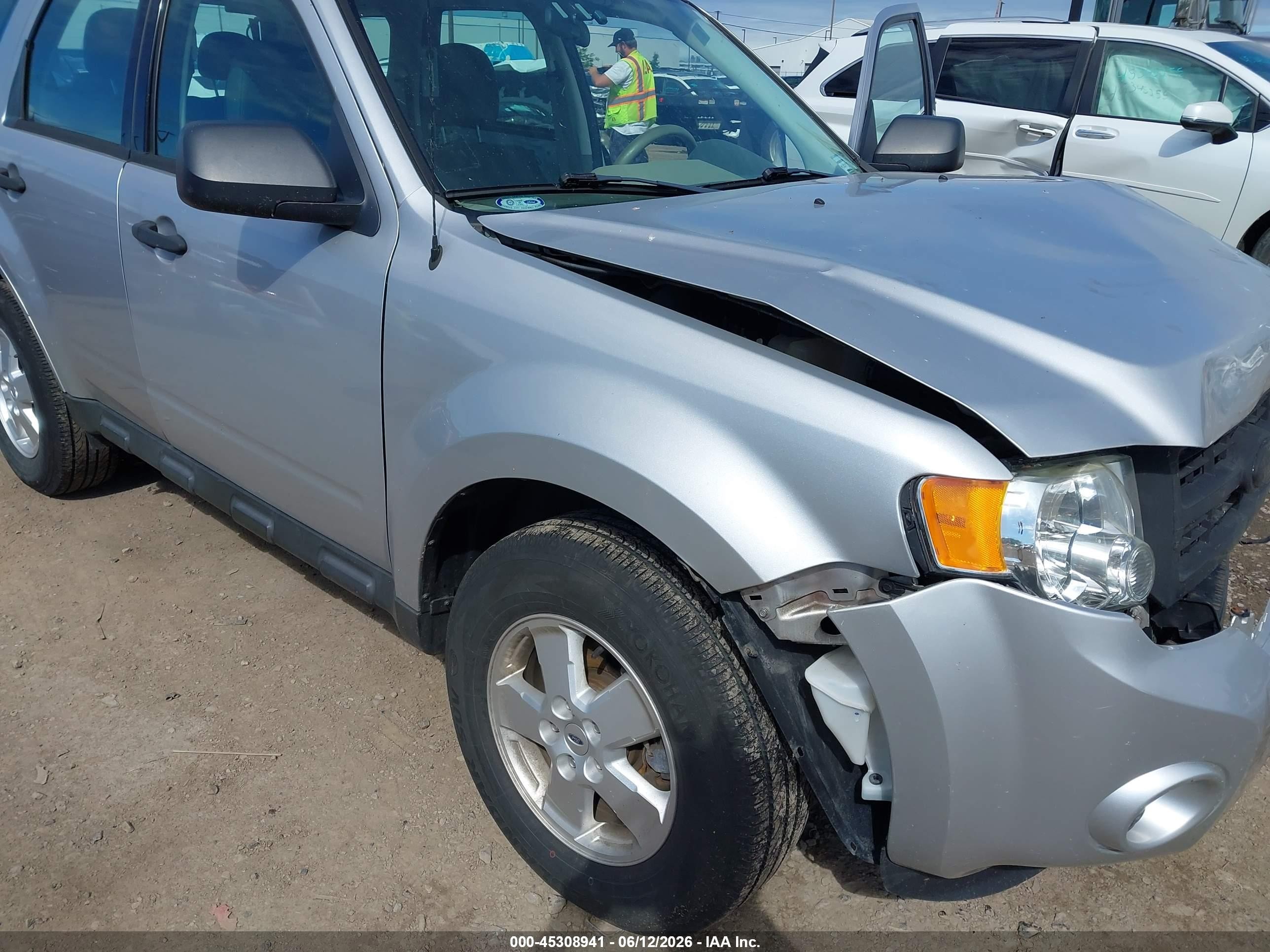 2011 Ford Escape Xls White vin: 1FMCU9C75BKA02702