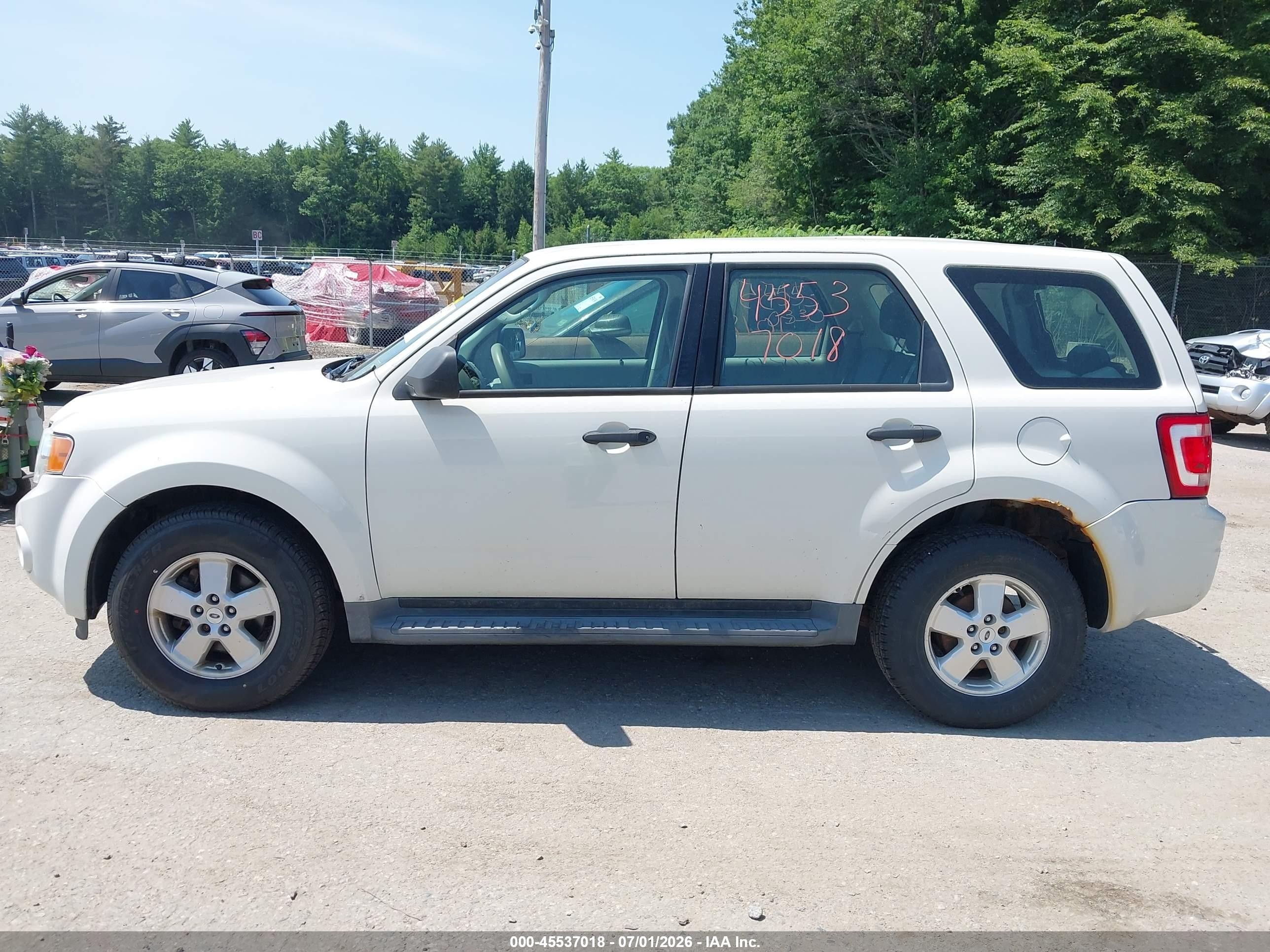 2012 Ford Escape Xls White vin: 1FMCU9C75CKB93538