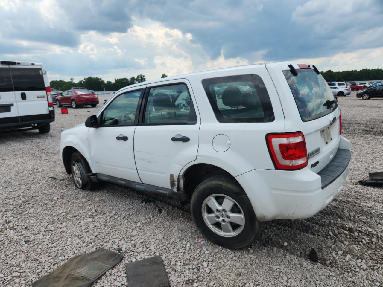 2011 Ford Escape Xls White vin: 1FMCU9C76BKA38964