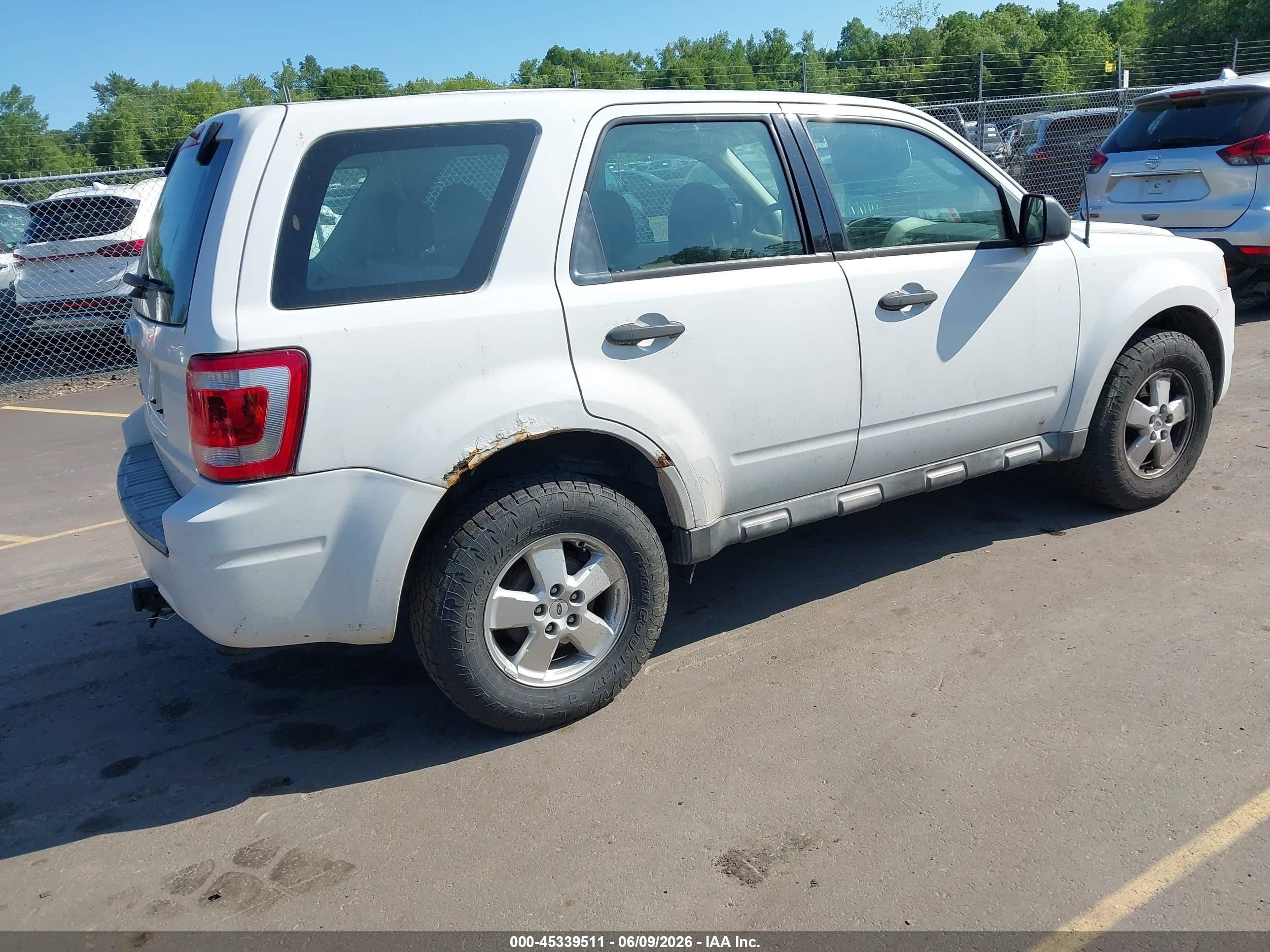 2012 Ford Escape Xls White vin: 1FMCU9C76CKA91472