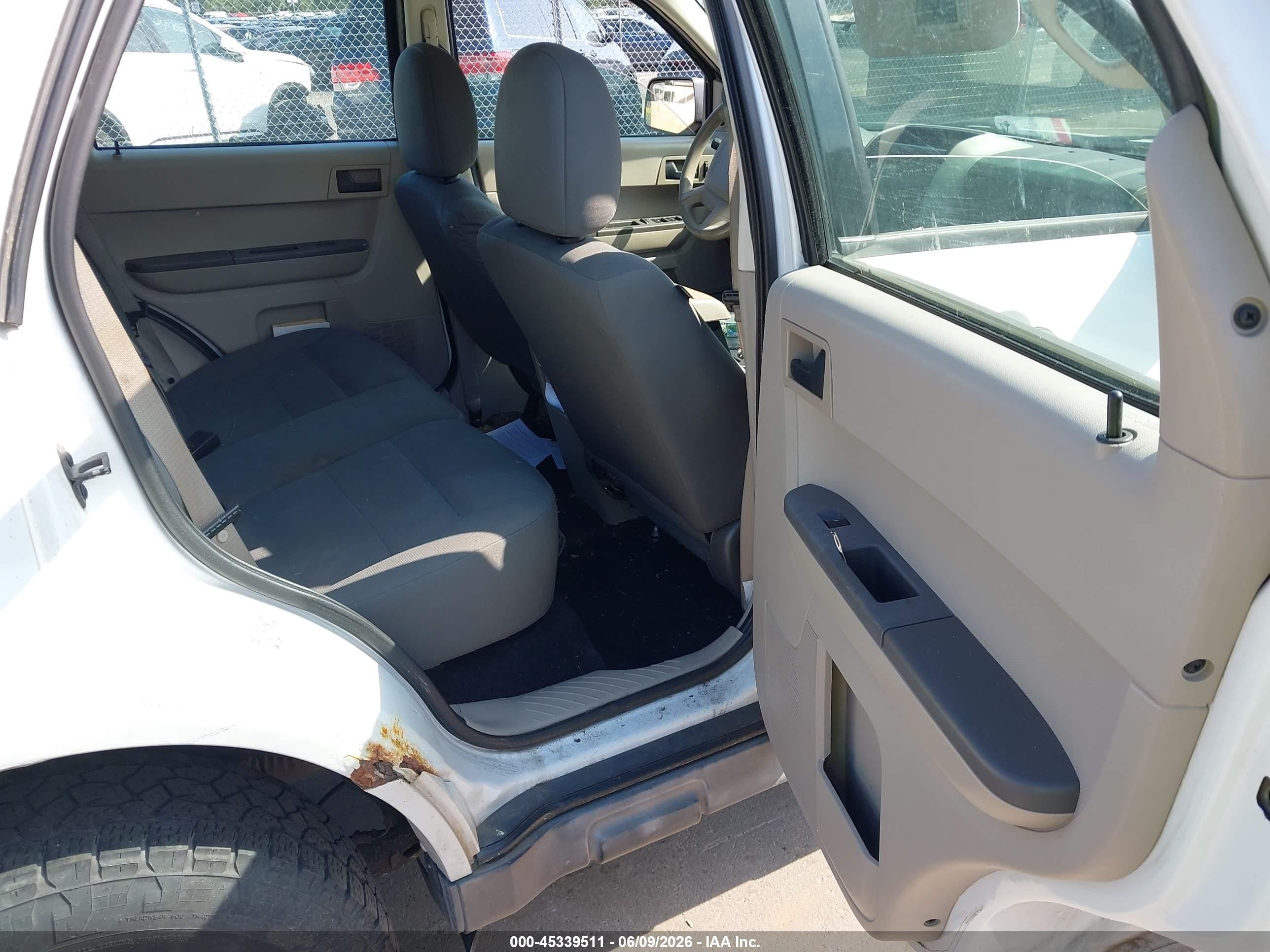 2012 Ford Escape Xls White vin: 1FMCU9C76CKA91472