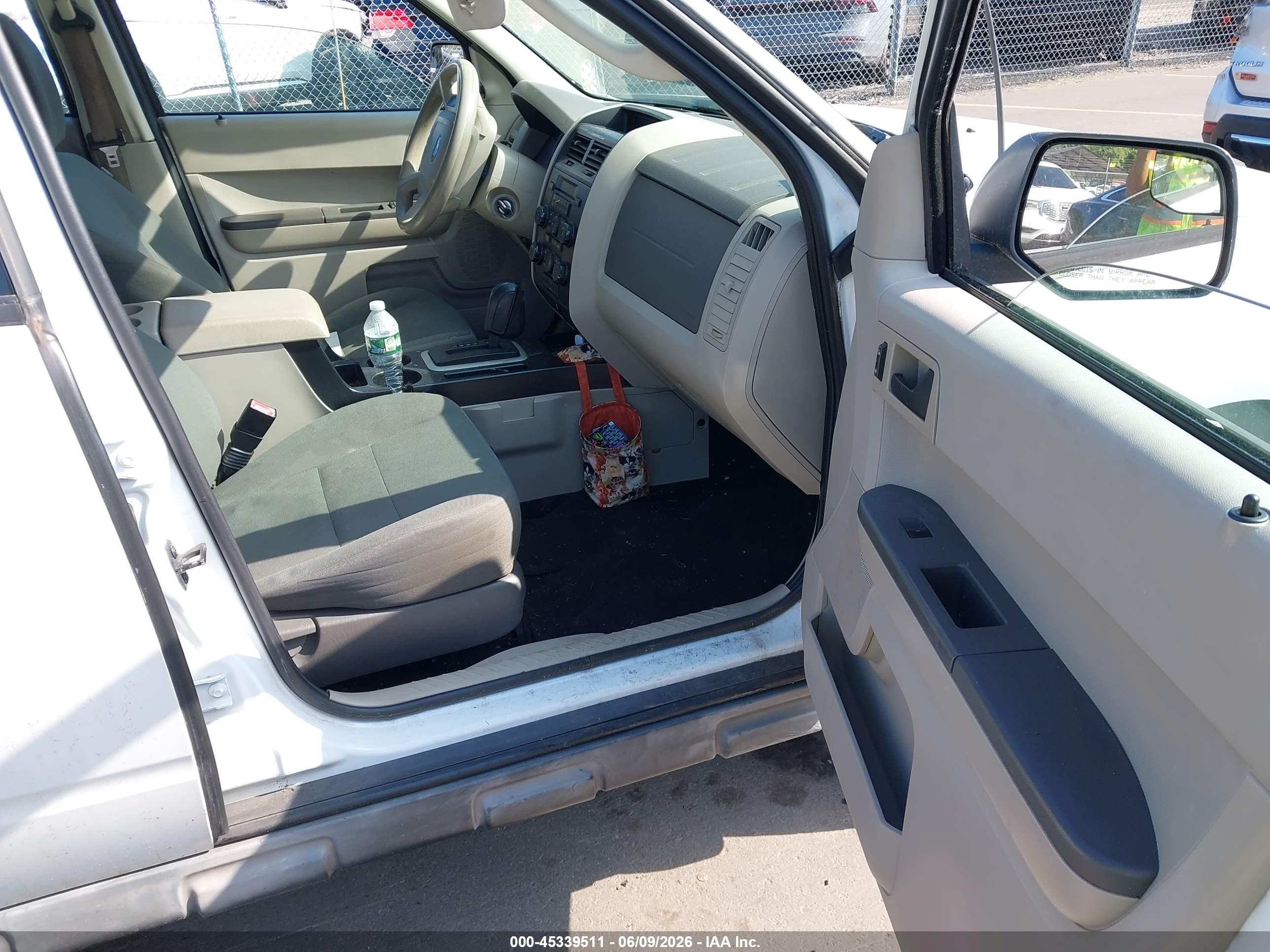 2012 Ford Escape Xls White vin: 1FMCU9C76CKA91472