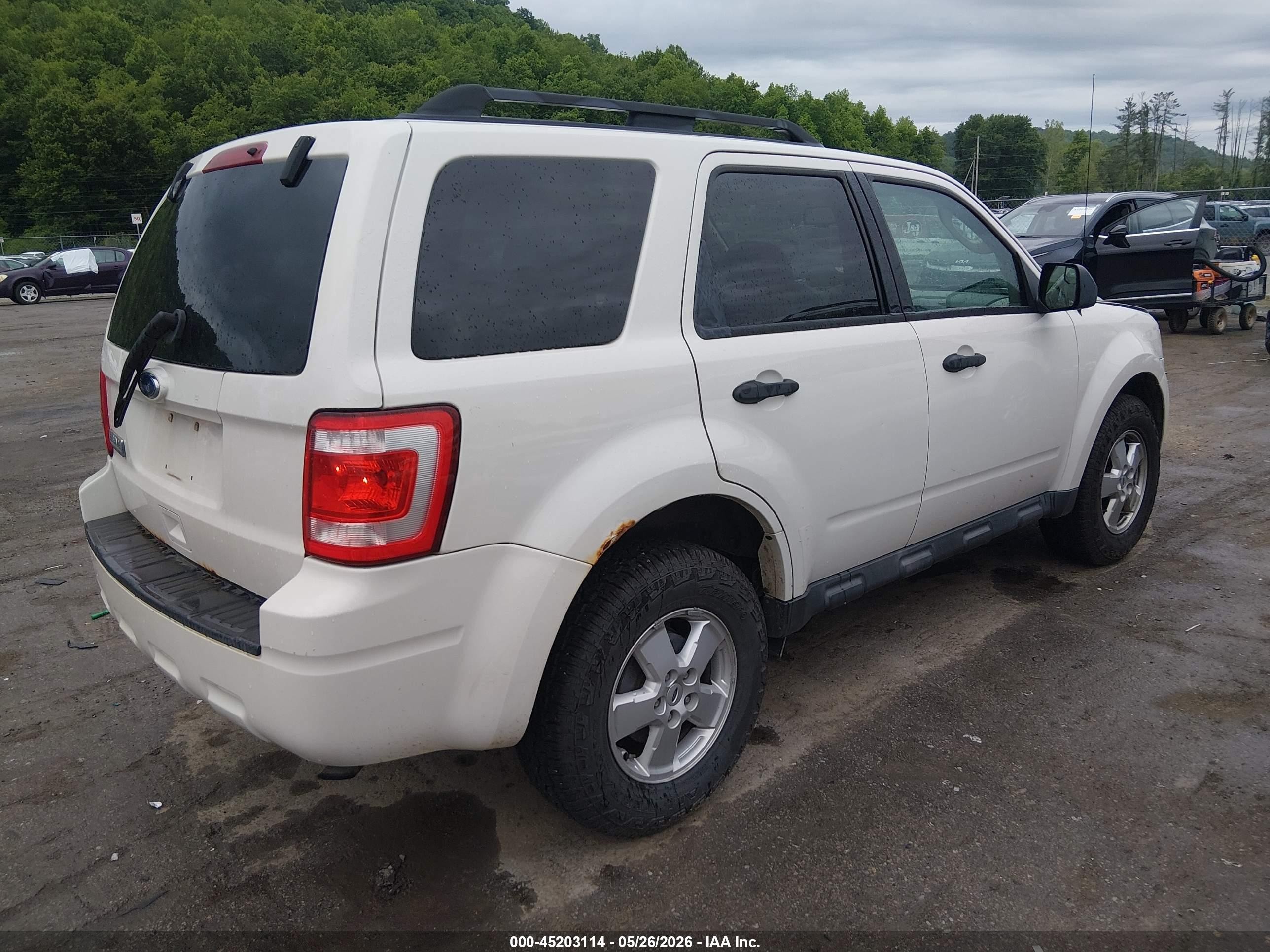 2010 Ford Escape Xlt White vin: 1FMCU9D70AKC04716
