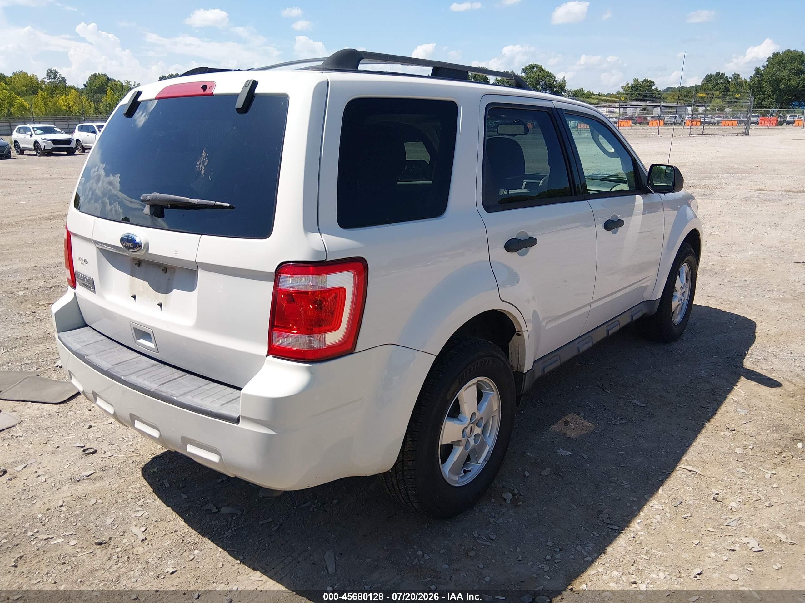 2010 Ford Escape Xlt White vin: 1FMCU9D70AKC22424
