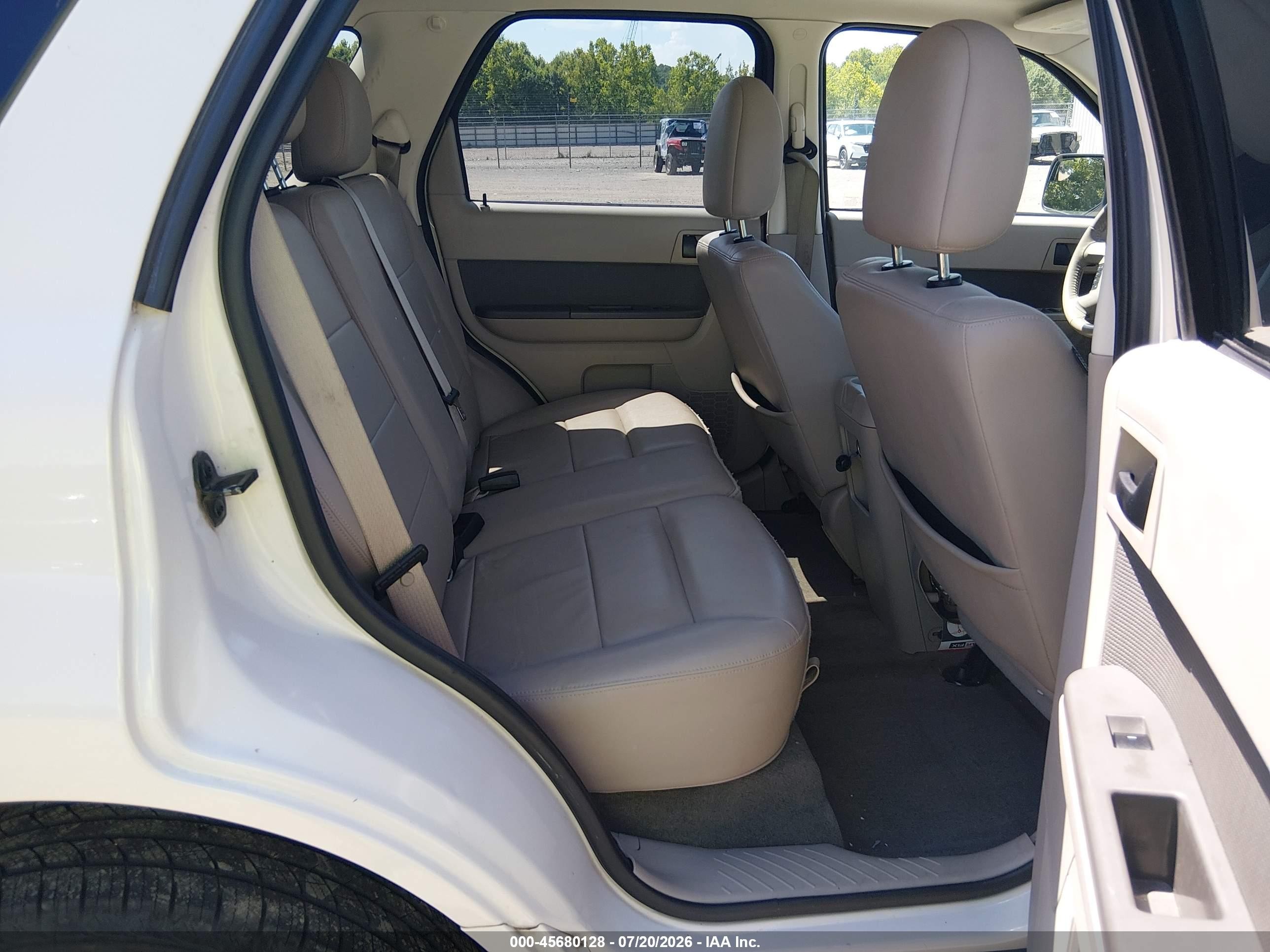 2010 Ford Escape Xlt White vin: 1FMCU9D70AKC22424