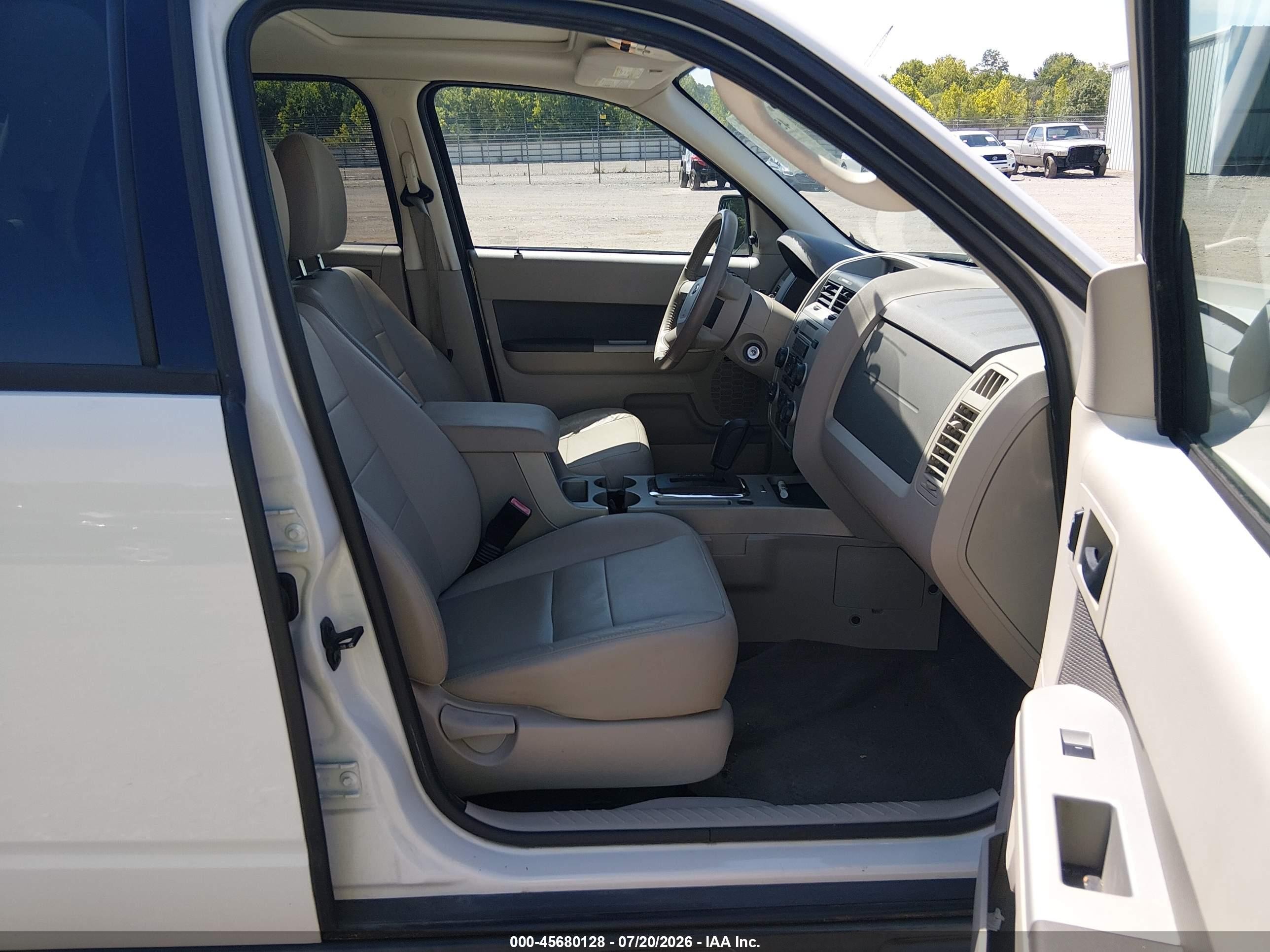 2010 Ford Escape Xlt White vin: 1FMCU9D70AKC22424
