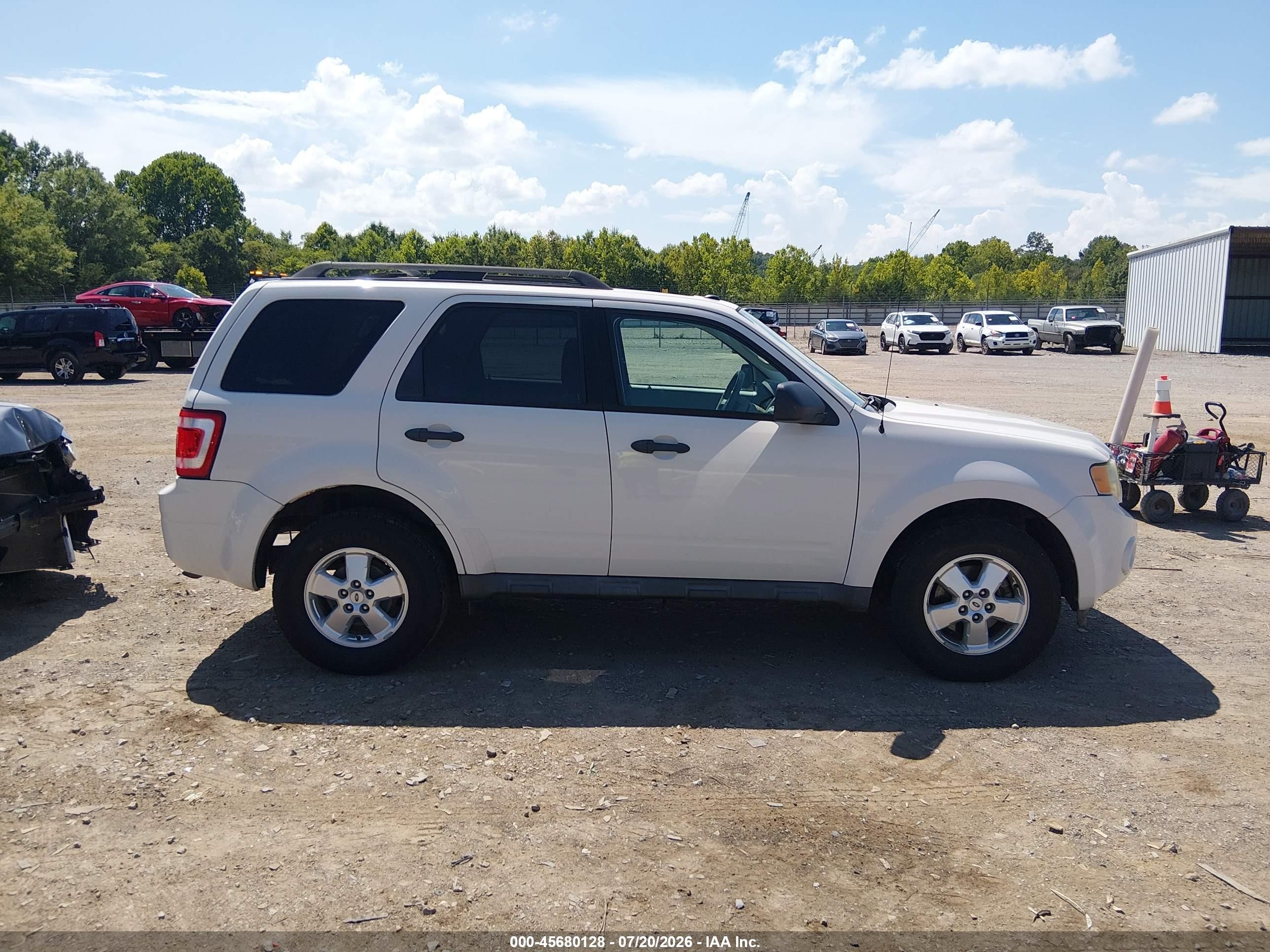 2010 Ford Escape Xlt White vin: 1FMCU9D70AKC22424