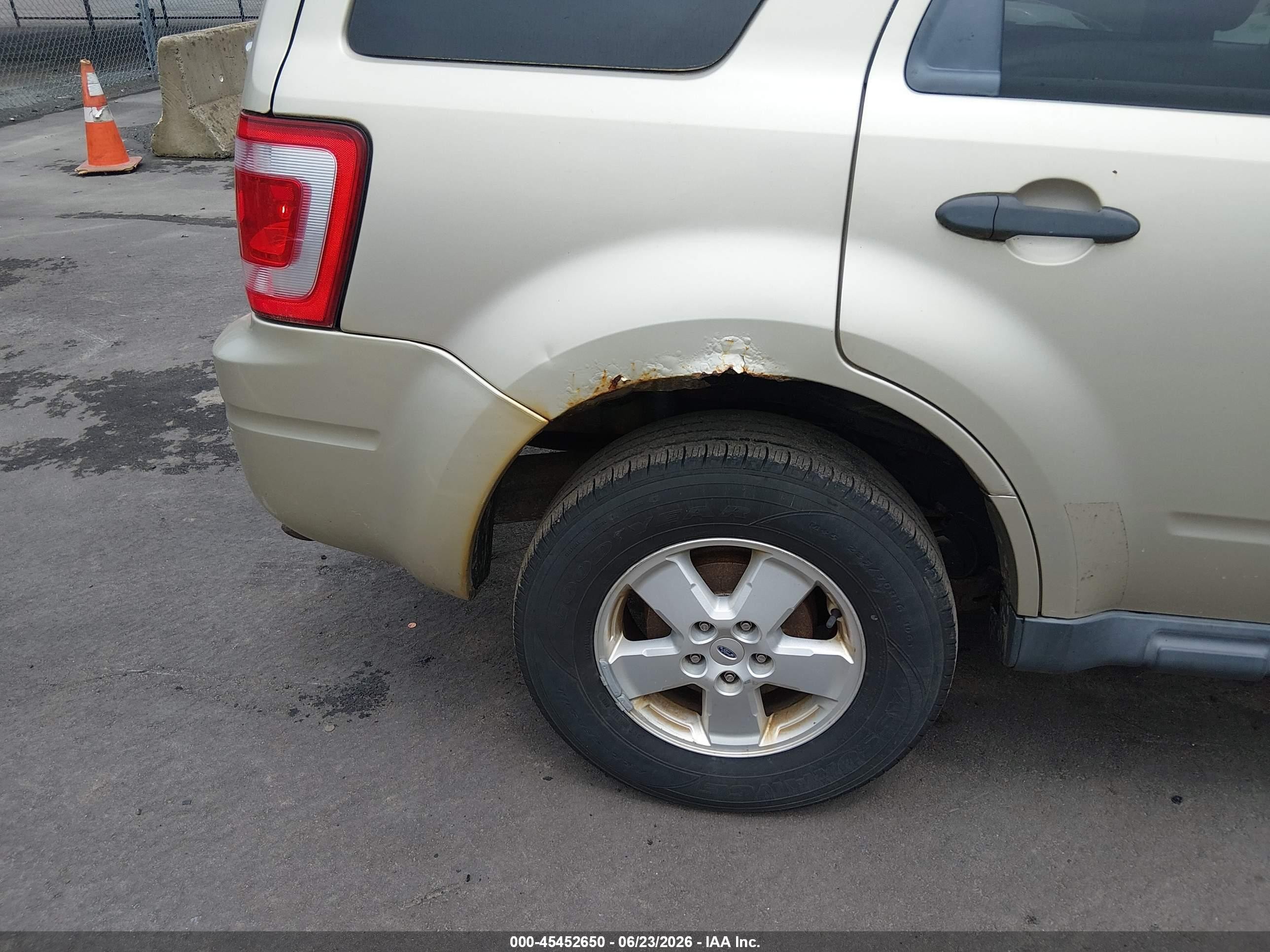 2011 Ford Escape Xlt Gold vin: 1FMCU9D72BKC11572