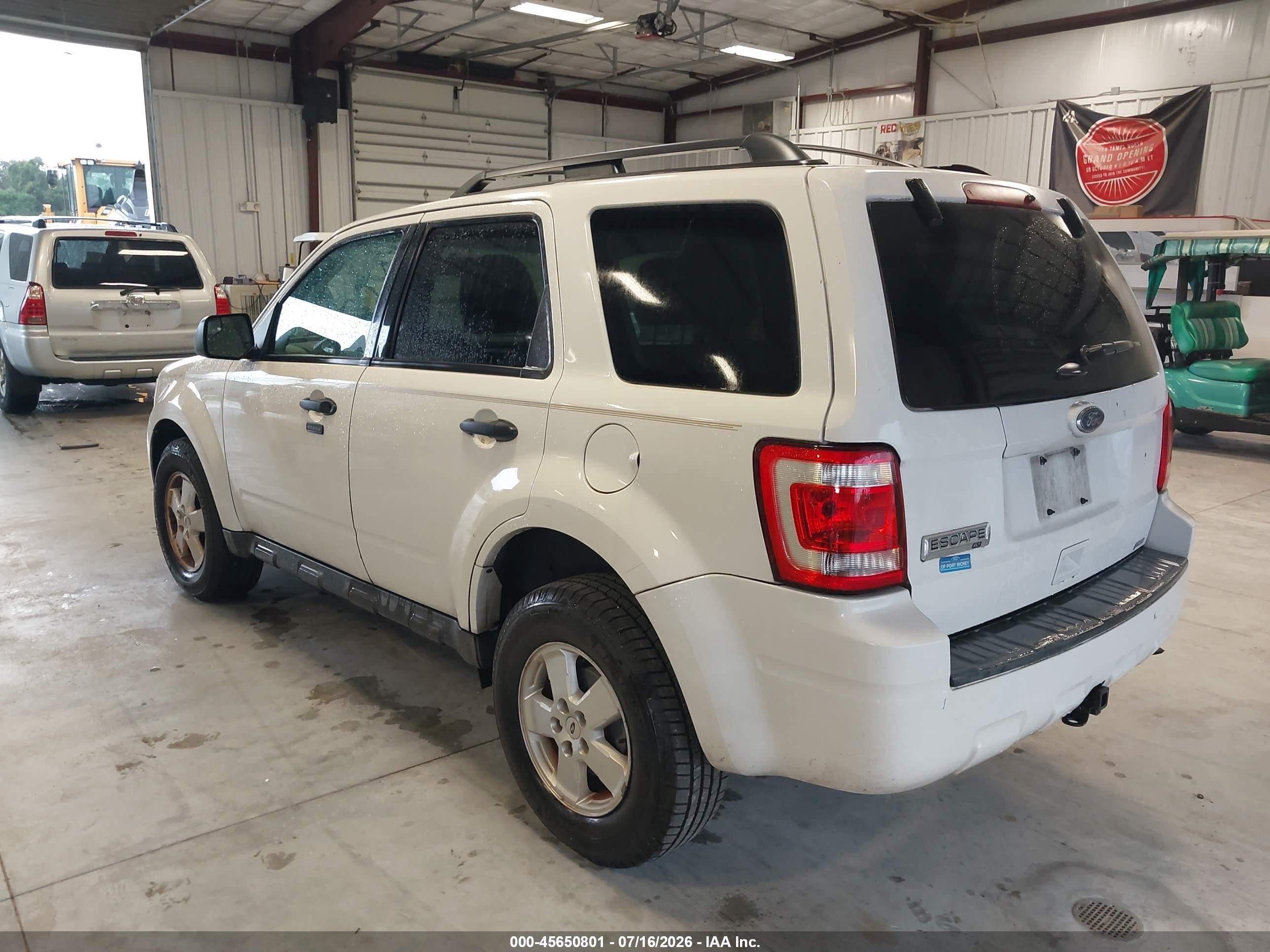 2011 Ford Escape Xlt White vin: 1FMCU9D72BKC25102