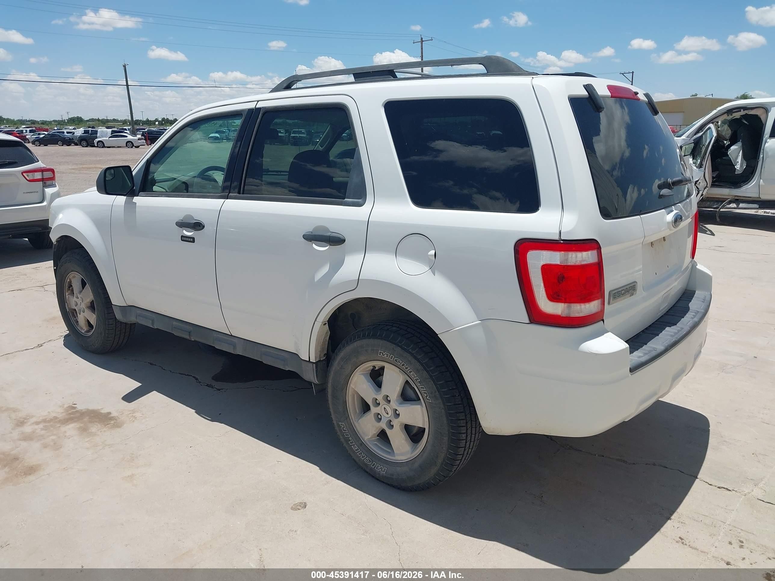 2011 Ford Escape Xlt White vin: 1FMCU9D72BKC39145