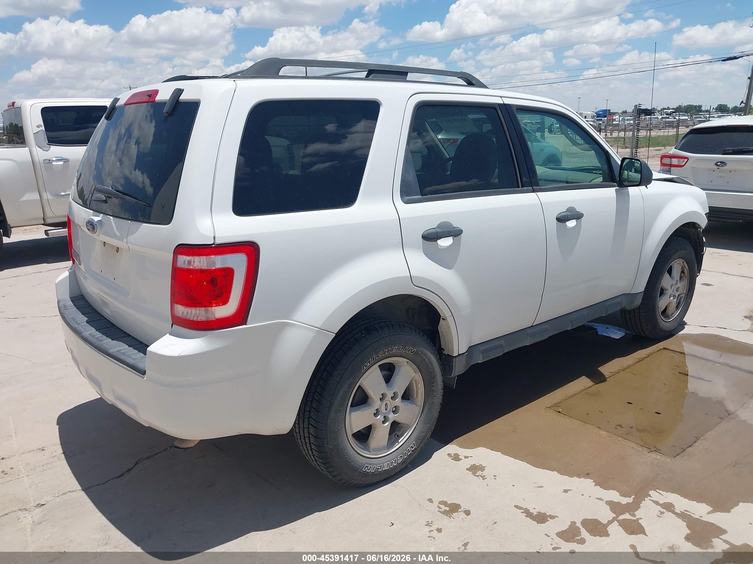 2011 Ford Escape Xlt White vin: 1FMCU9D72BKC39145
