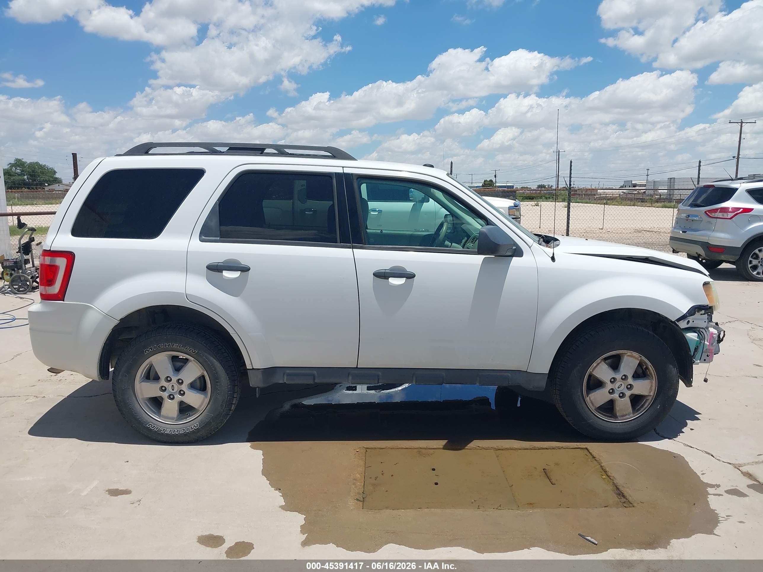 2011 Ford Escape Xlt White vin: 1FMCU9D72BKC39145