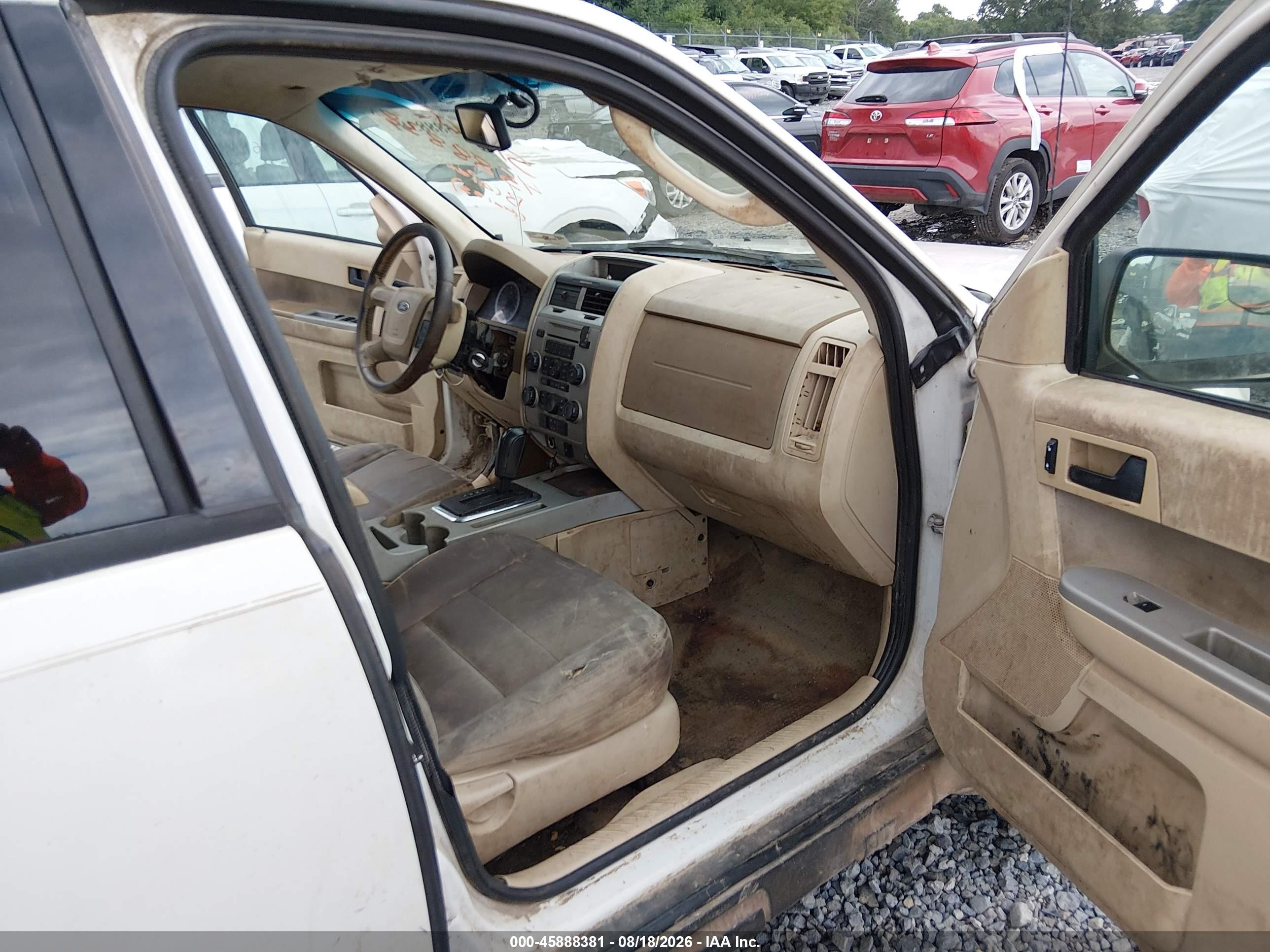 2010 Ford Escape Xlt White vin: 1FMCU9D75AKC51739