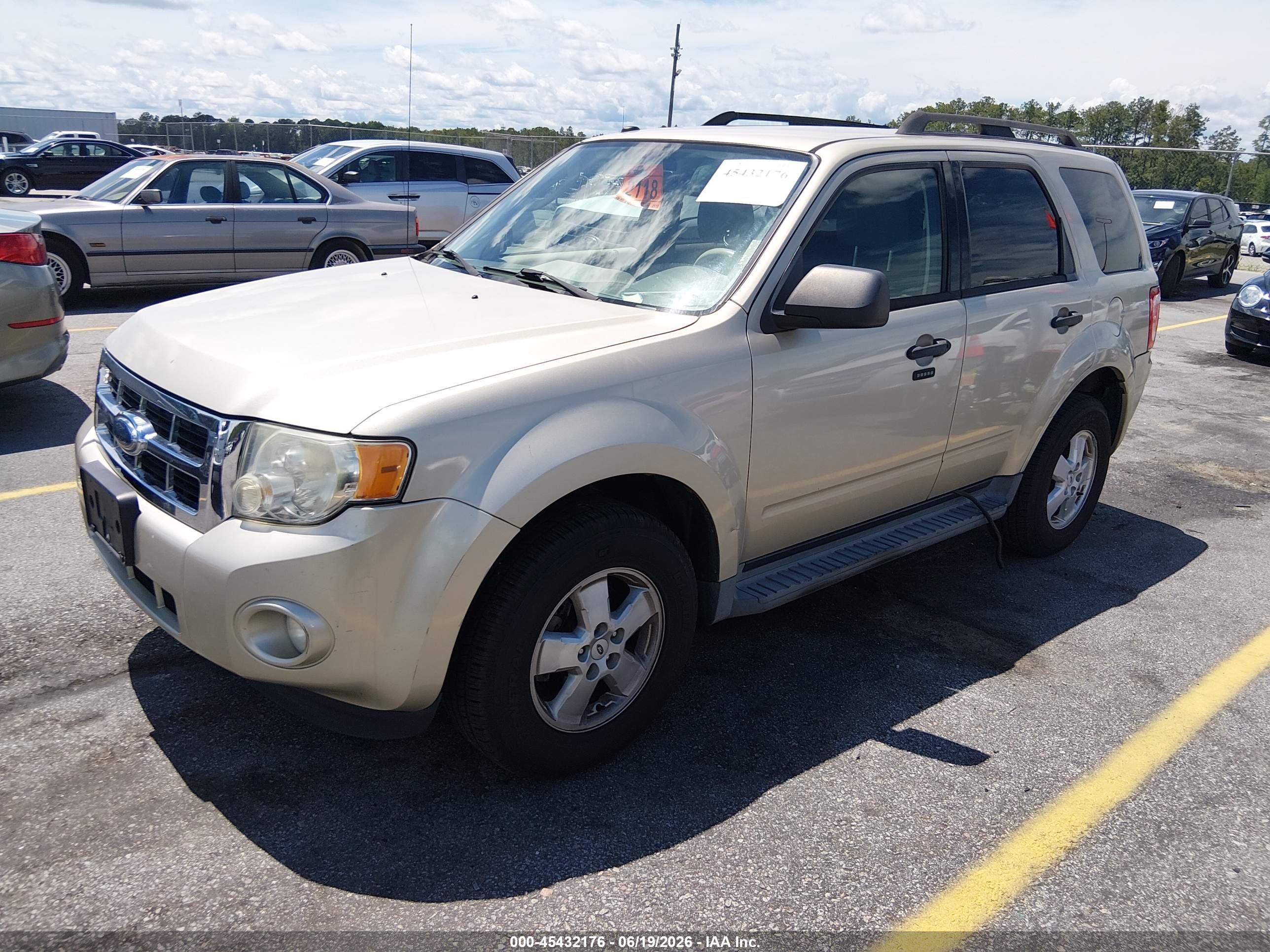 2010 Ford Escape Xlt Beige vin: 1FMCU9D77AKA10068