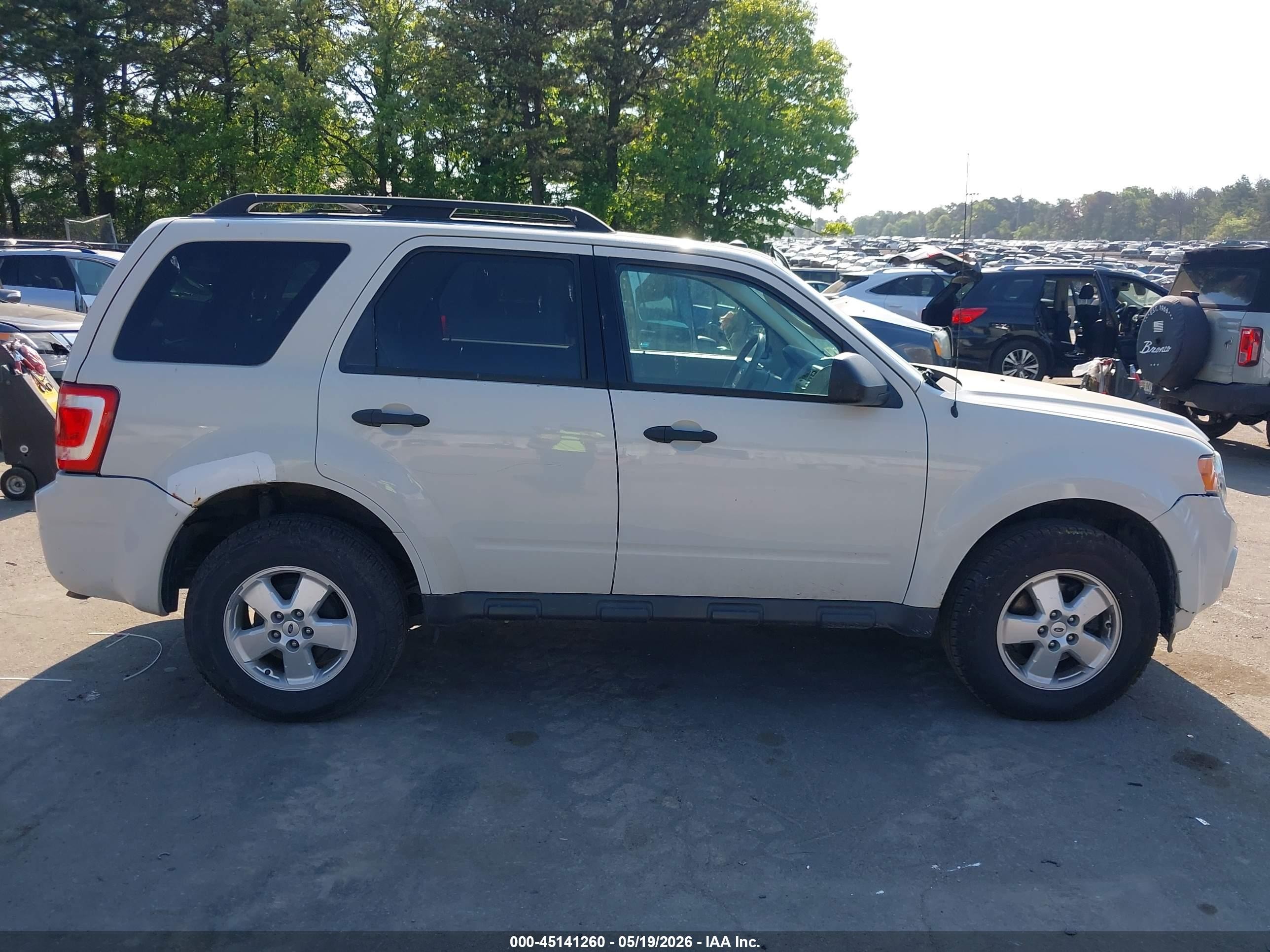2011 Ford Escape Xlt White vin: 1FMCU9D78BKA73259