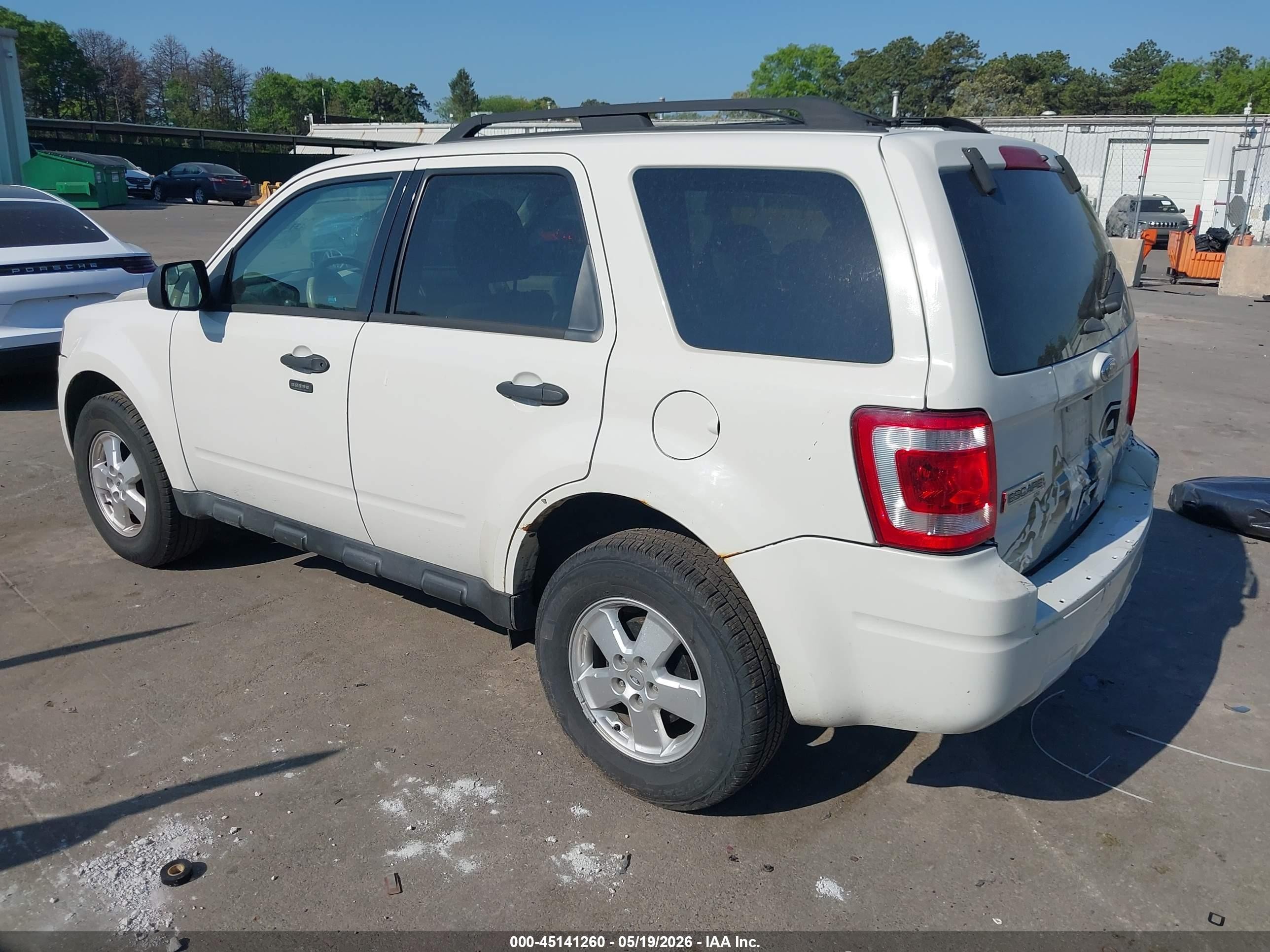 2011 Ford Escape Xlt White vin: 1FMCU9D78BKA73259