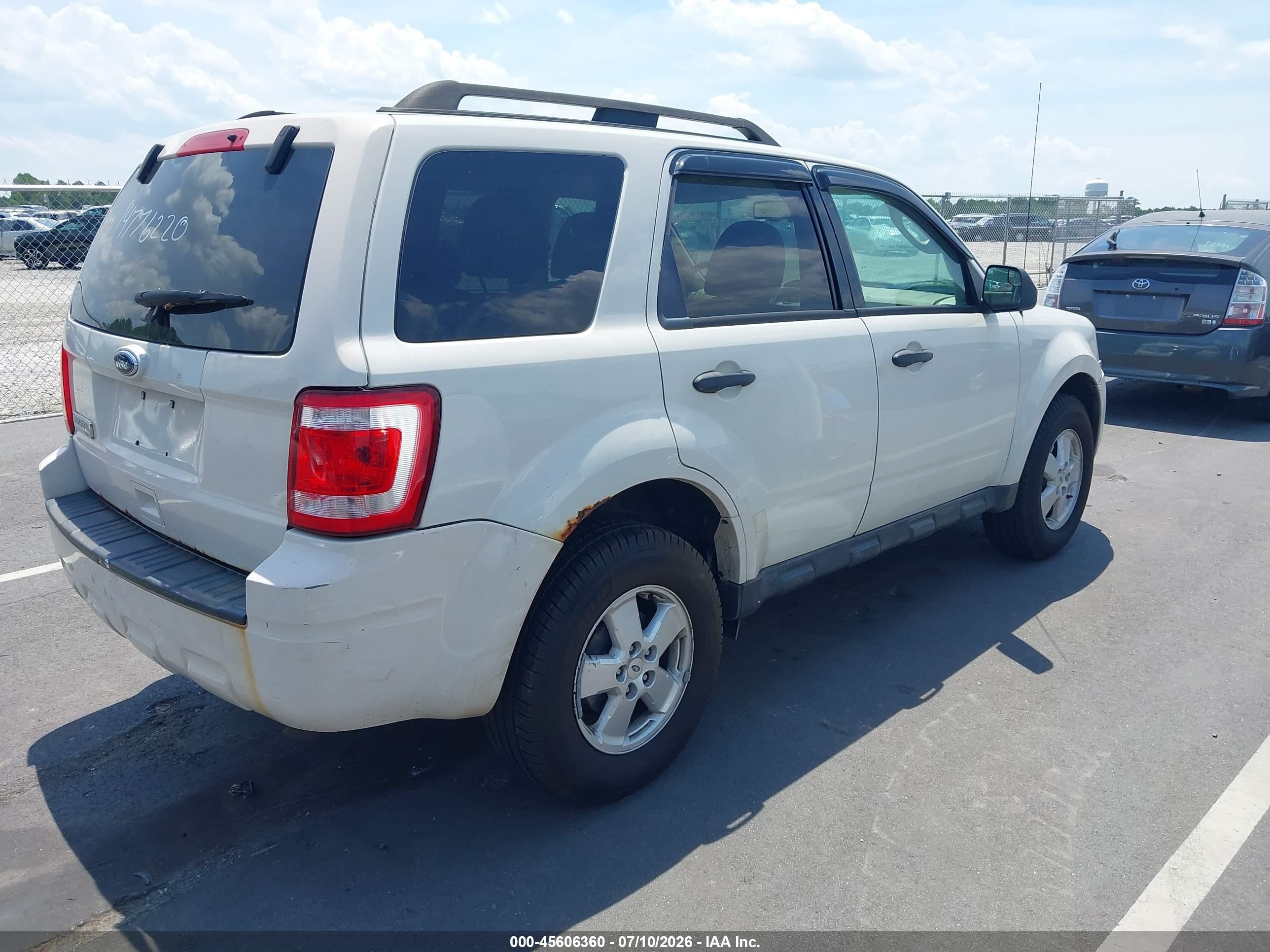2010 Ford Escape Xlt White vin: 1FMCU9D79AKC97106