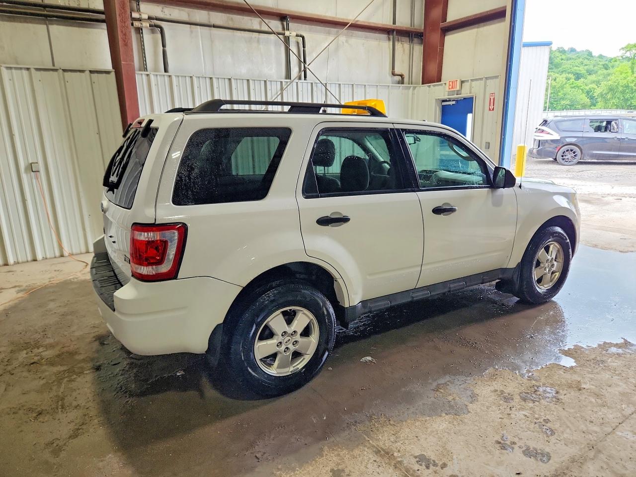2011 Ford Escape Xlt White vin: 1FMCU9DG9BKA56826