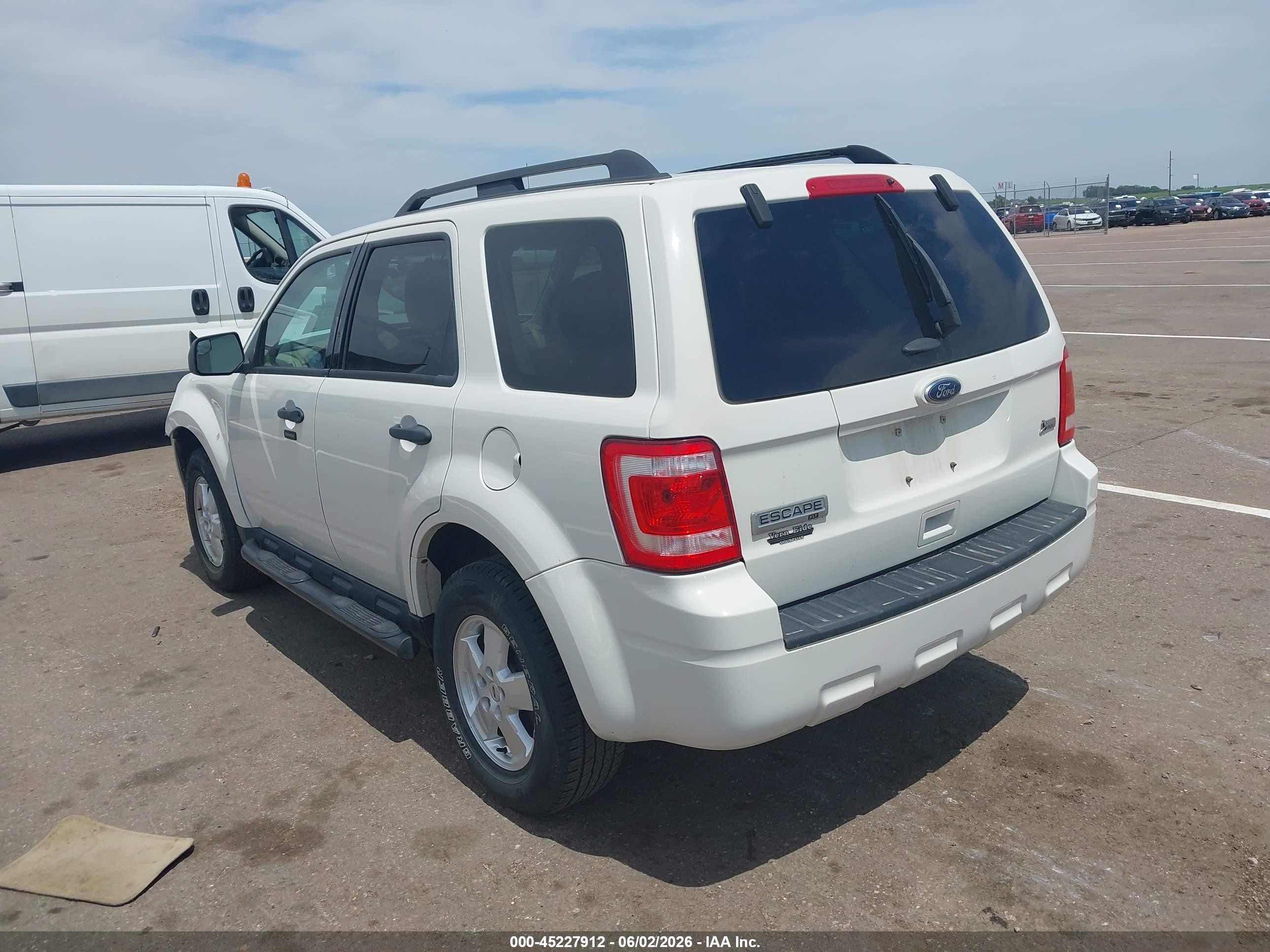 2011 Ford Escape Xlt White vin: 1FMCU9DGXBKC04742
