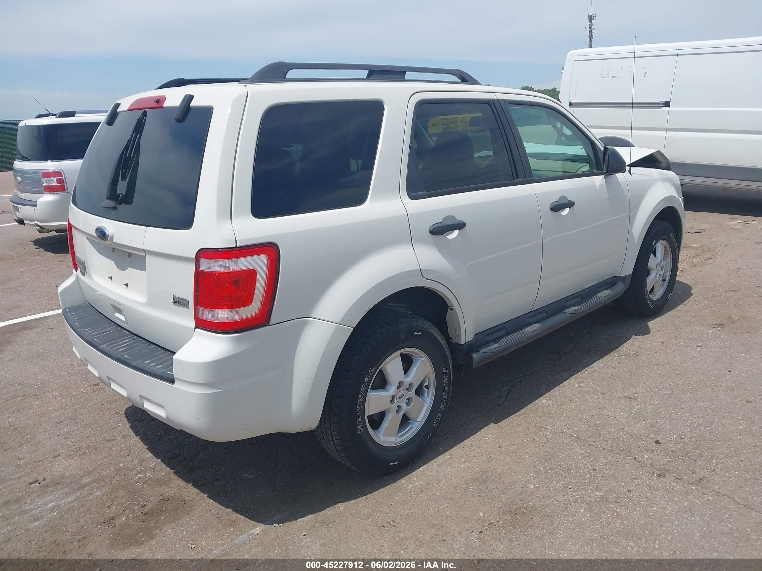 2011 Ford Escape Xlt White vin: 1FMCU9DGXBKC04742