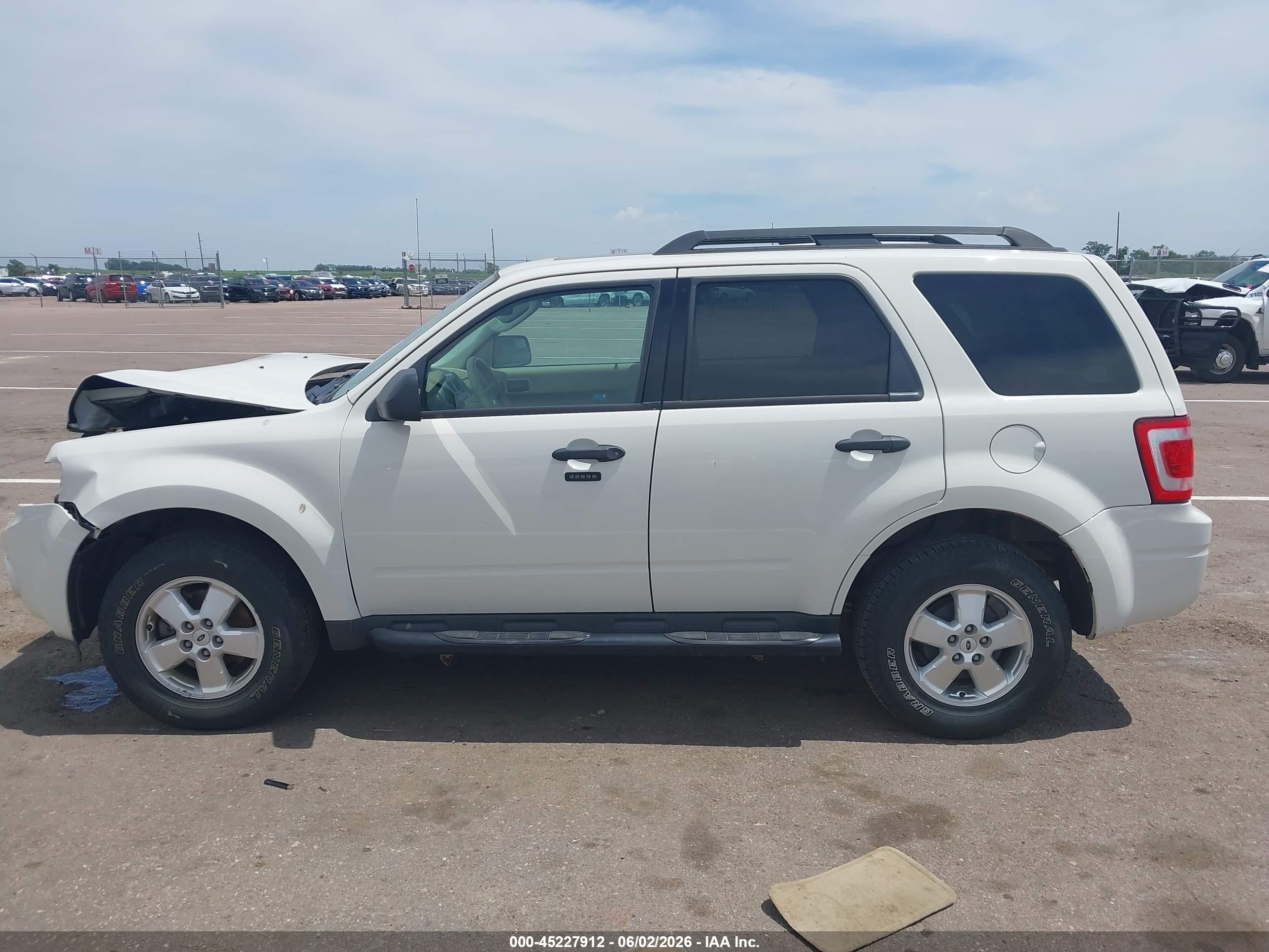2011 Ford Escape Xlt White vin: 1FMCU9DGXBKC04742