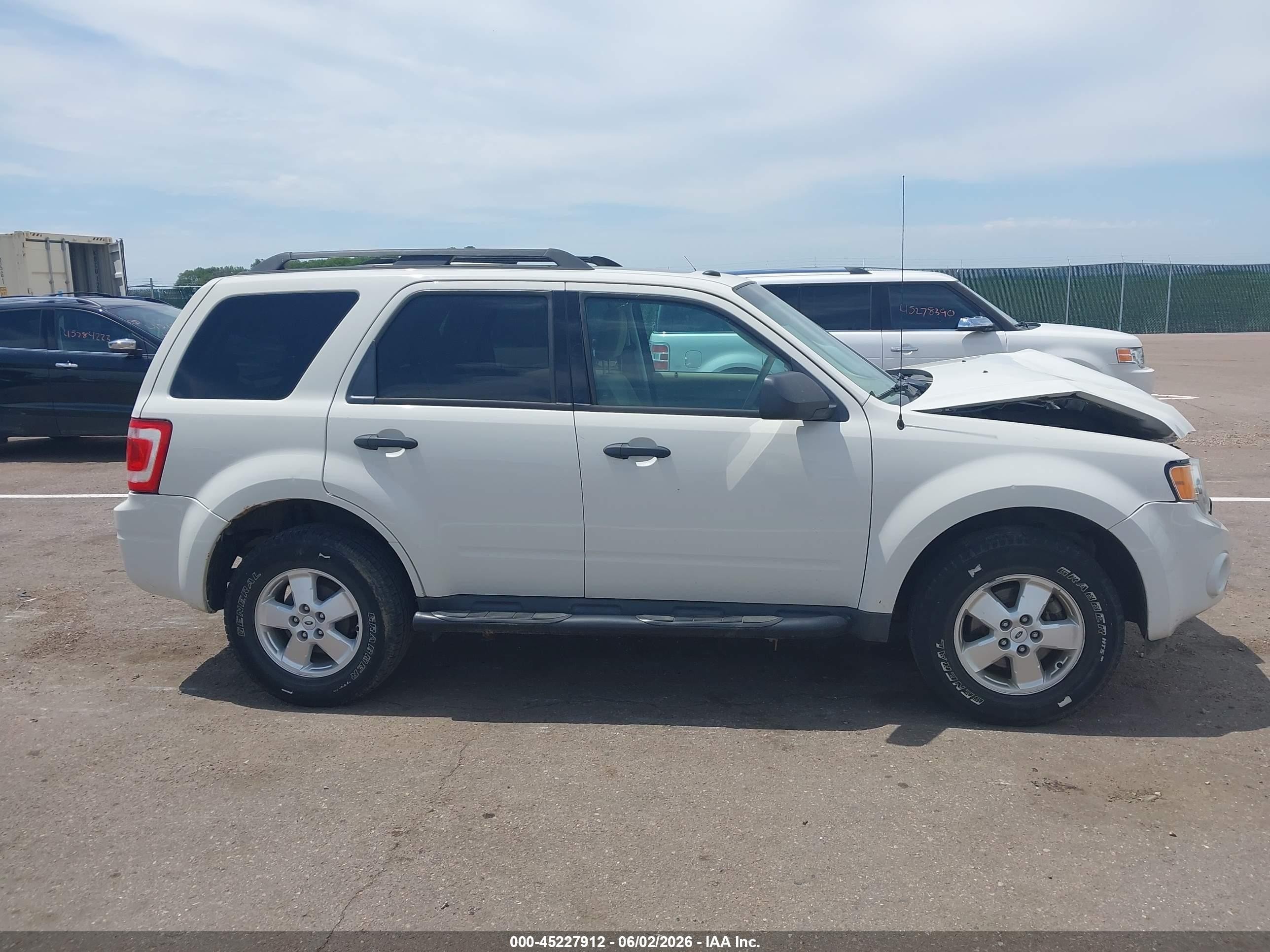2011 Ford Escape Xlt White vin: 1FMCU9DGXBKC04742
