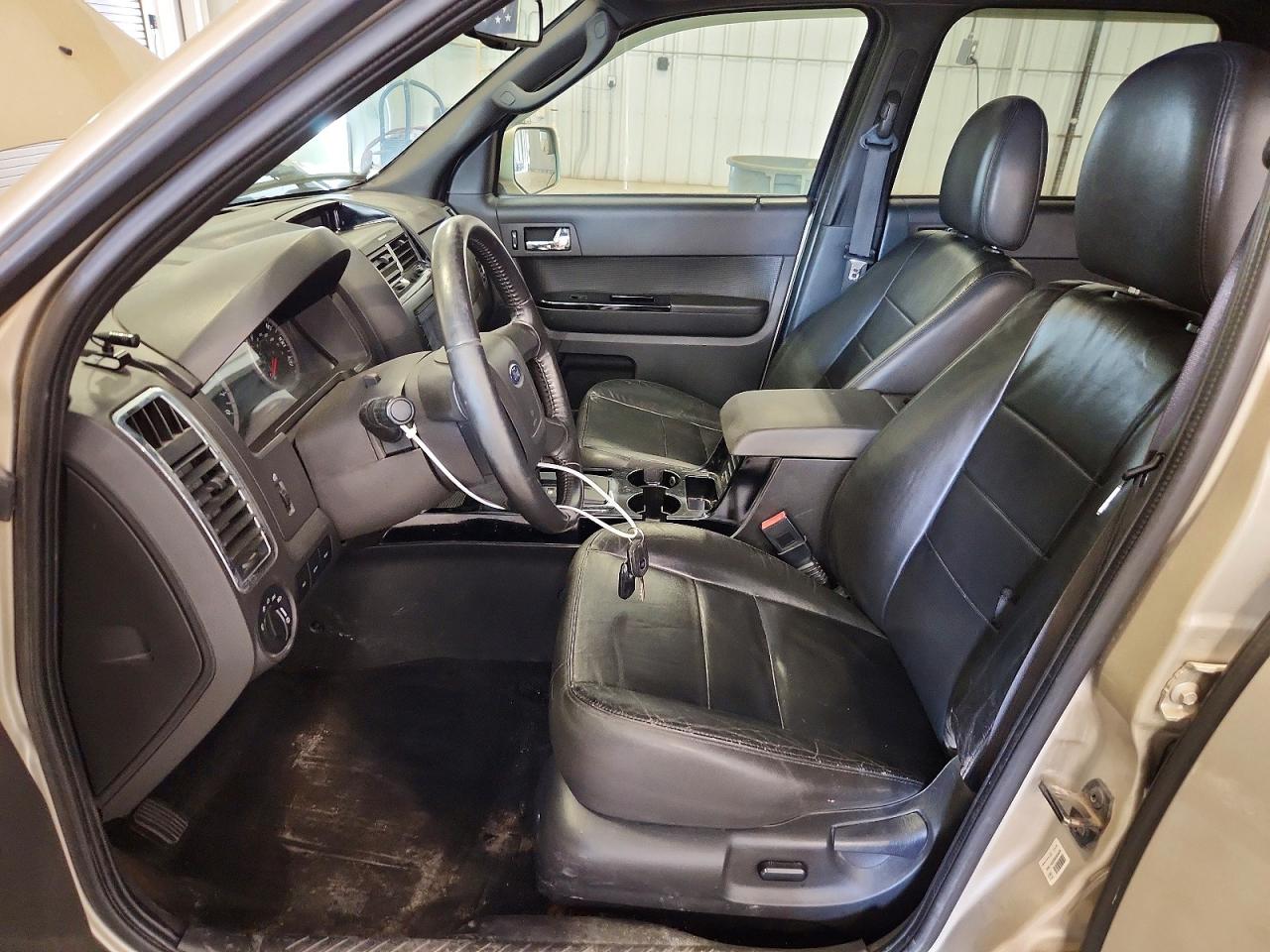 2010 Ford Escape Золотой vin: 1FMCU9E74AKD21018