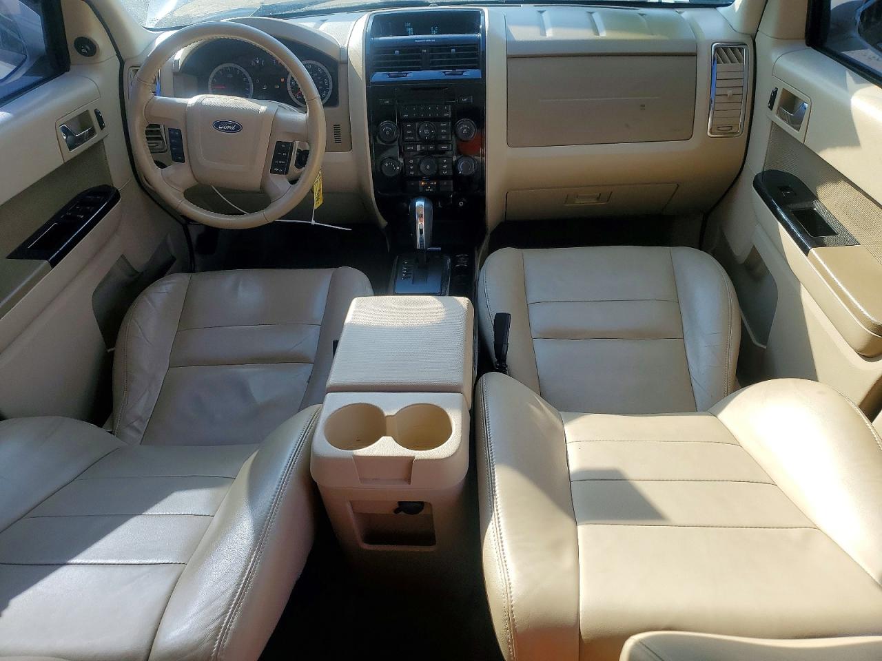 2010 Ford Escape Limited Белый vin: 1FMCU9EG3AKB51928