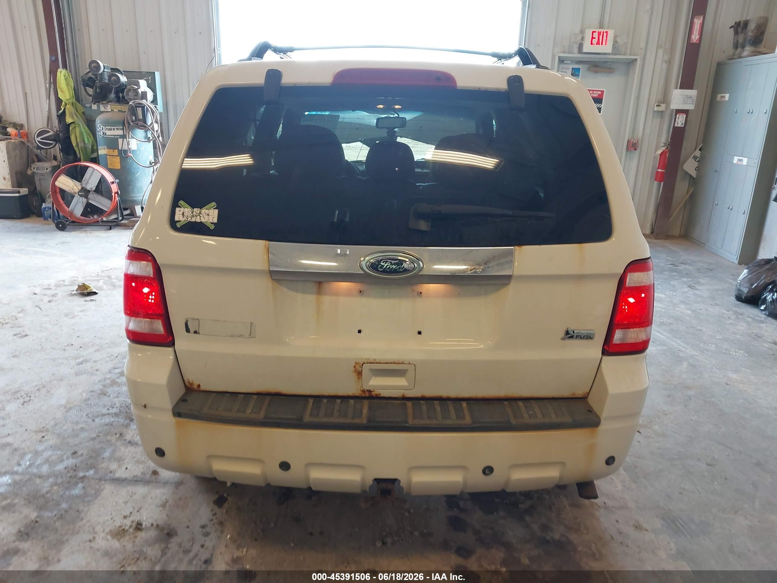 2010 Ford Escape Limited White vin: 1FMCU9EG7AKC39526