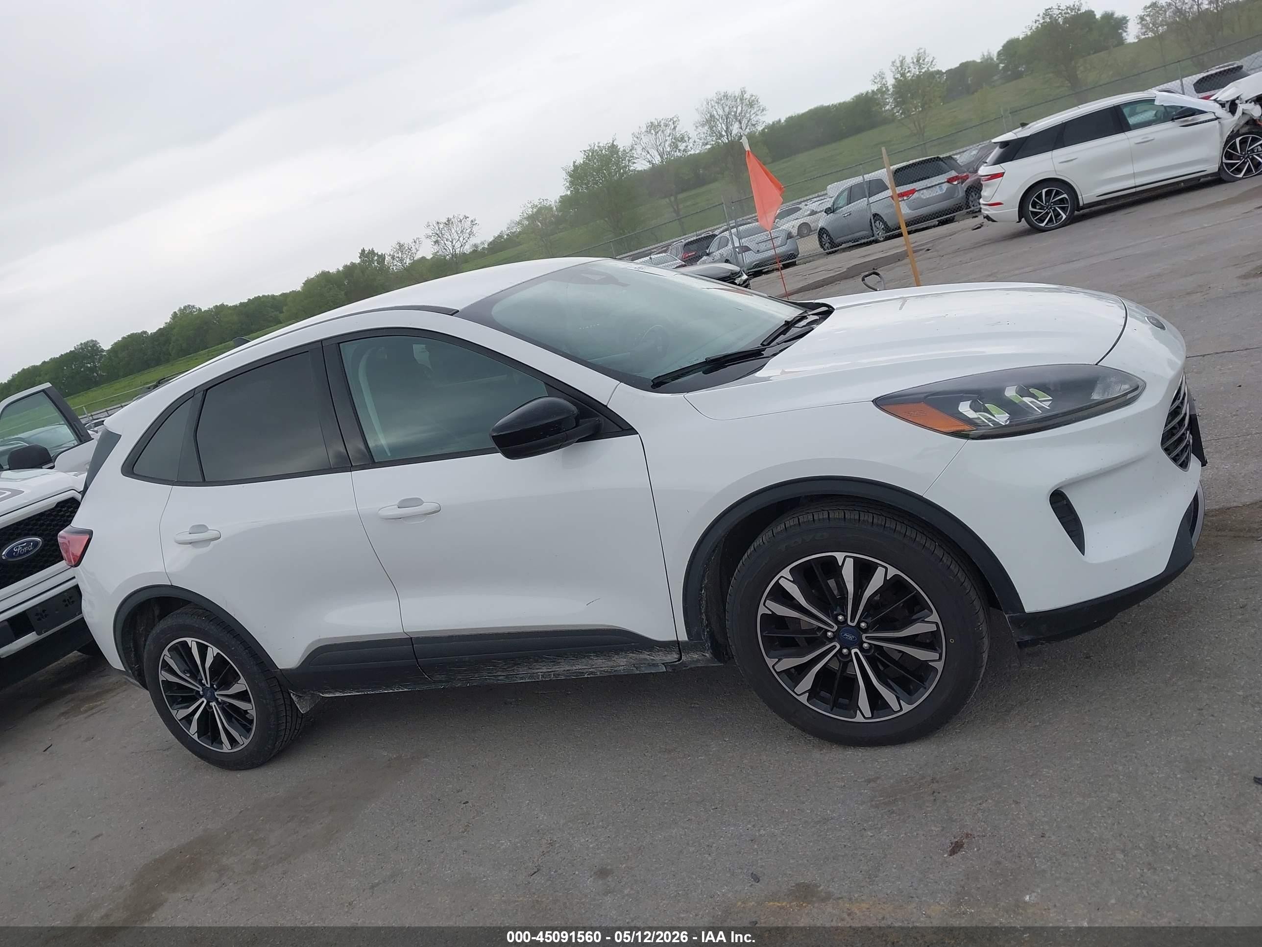 2022 Ford Escape Se Белый vin: 1FMCU9G66NUB17352